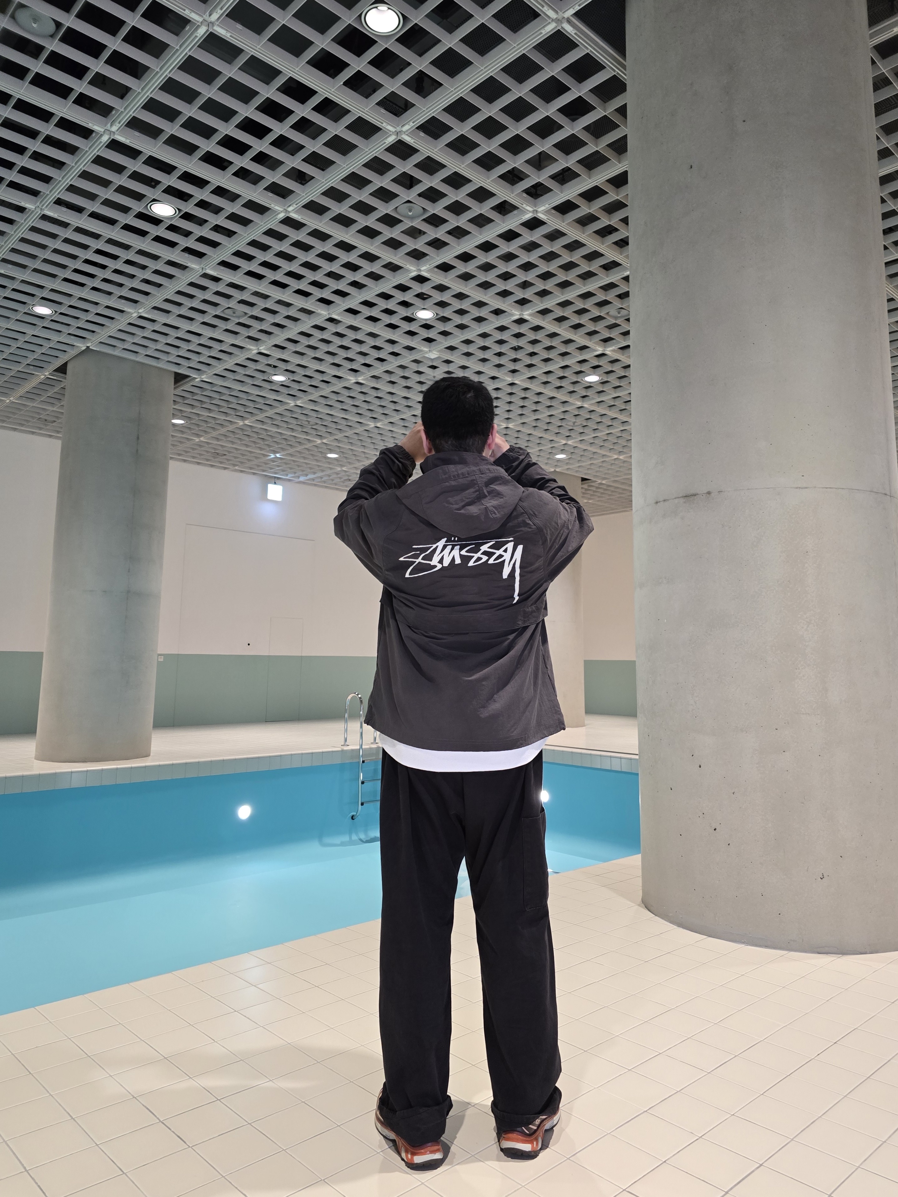 Stussy Wave Dye Beach Shell Jacket Black, Yeezy Gap Engineered By Balenciaga Sateen Cargo Pants Black 착용 스타일 - 1