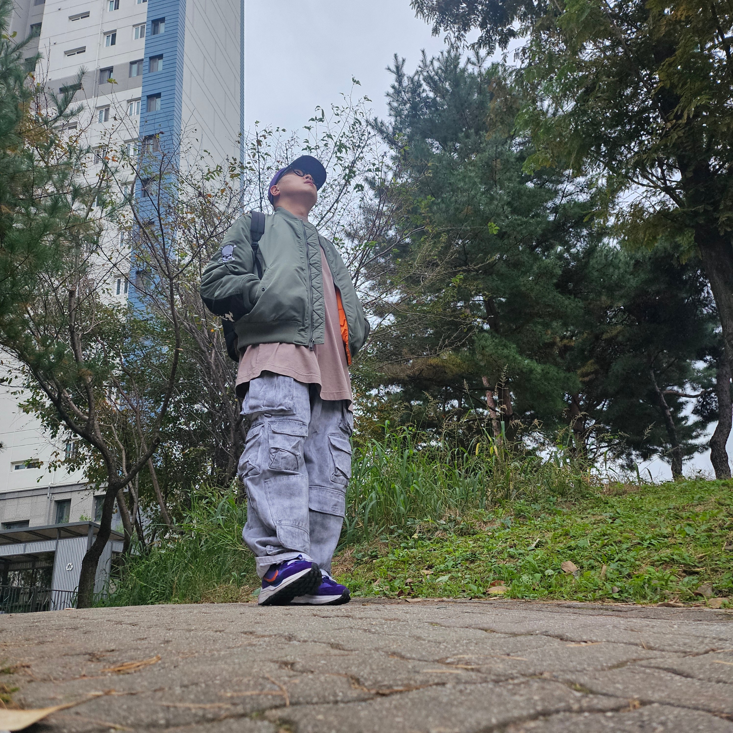 Supreme x Bounty Hunter MA-1 Jacket Olive - 23FW, Supreme Washed Chino Twill Camp Cap Purple - 24SS 착용 스타일 - 3