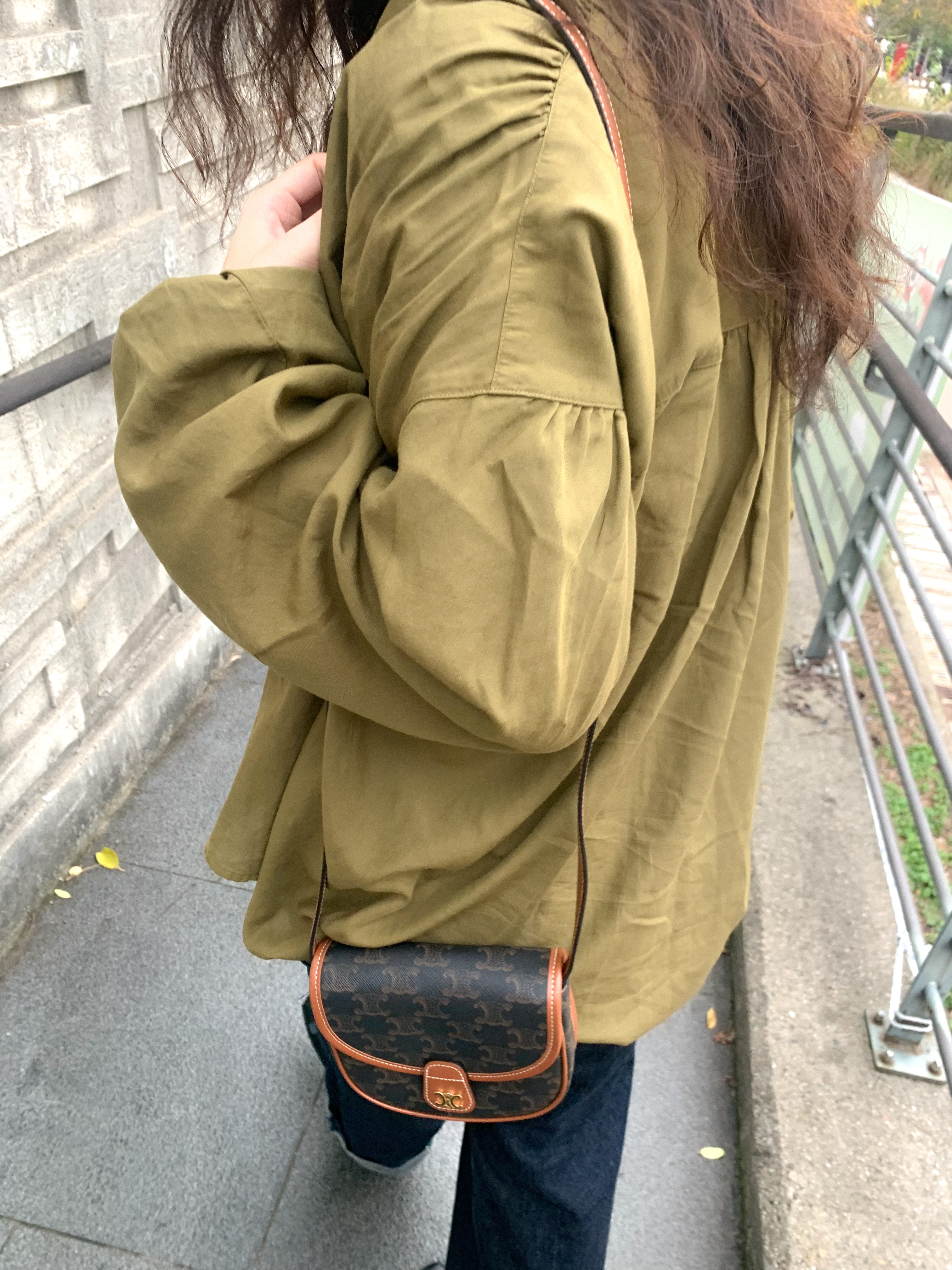 Celine Mini Besace in Triomphe Canvas and Calfskin Tan 착용 스타일 - 3