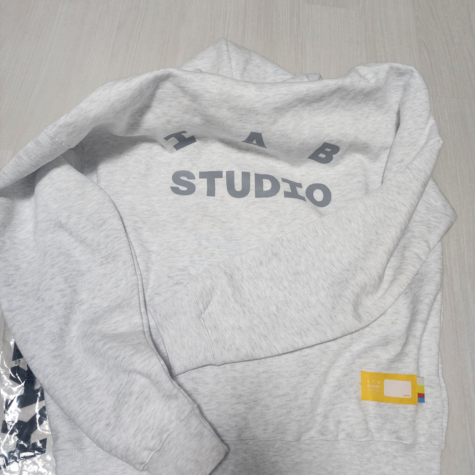 IAB Studio Hoodie Light Gray 착용 스타일 - 2