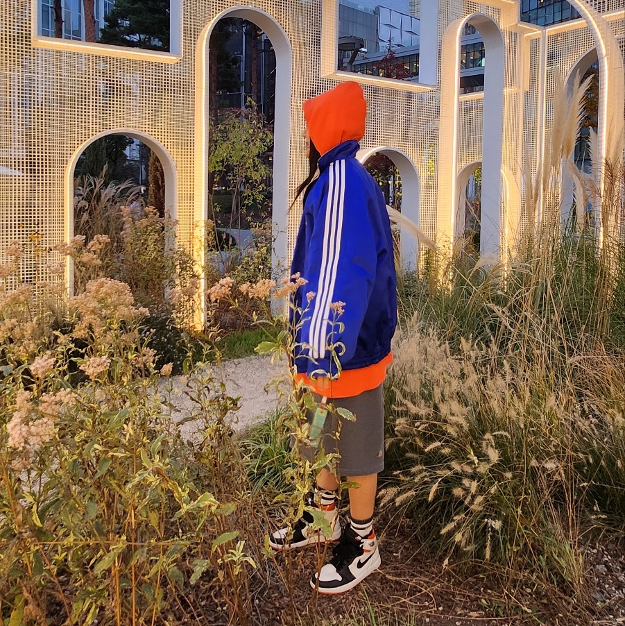 Jordan 1 Retro High OG Electro Orange, Gucci x Adidas GG Canvas Reversible Bomber Jacket Beige Ebony 착용 스타일 - 1