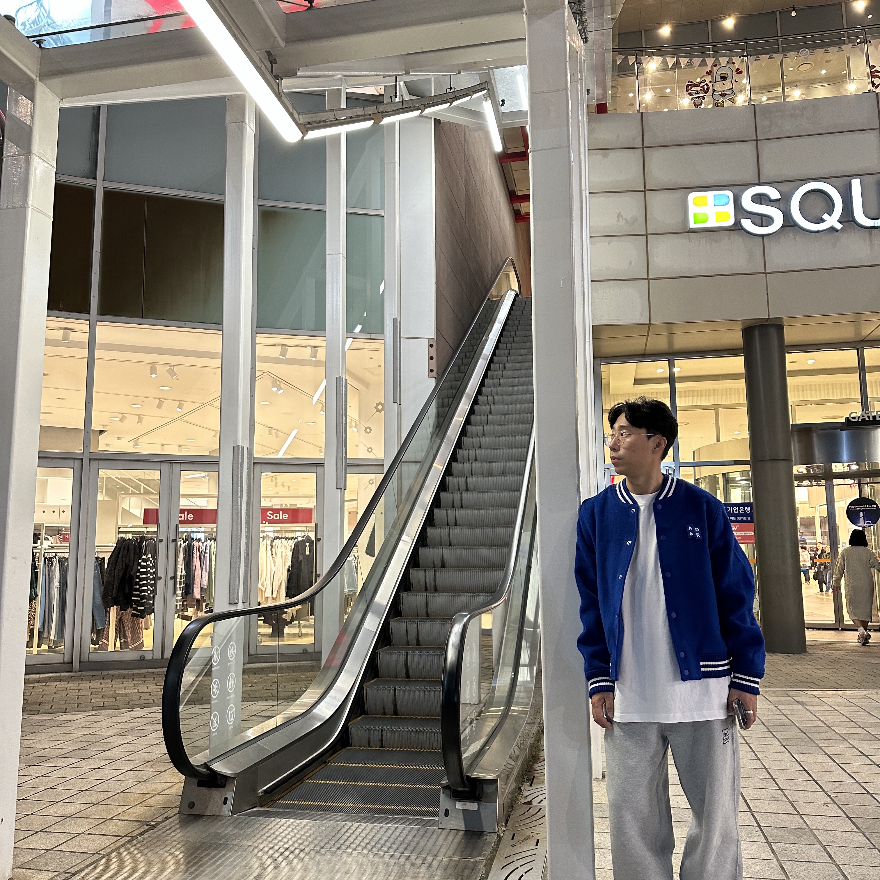 Ader Error Sig; TRS Tag Varsity Jacket 01 Z-Blue, Nike x Stussy NRG Fleece Pants Dark Grey Heather (DO9340-063) 착용 스타일 - 2
