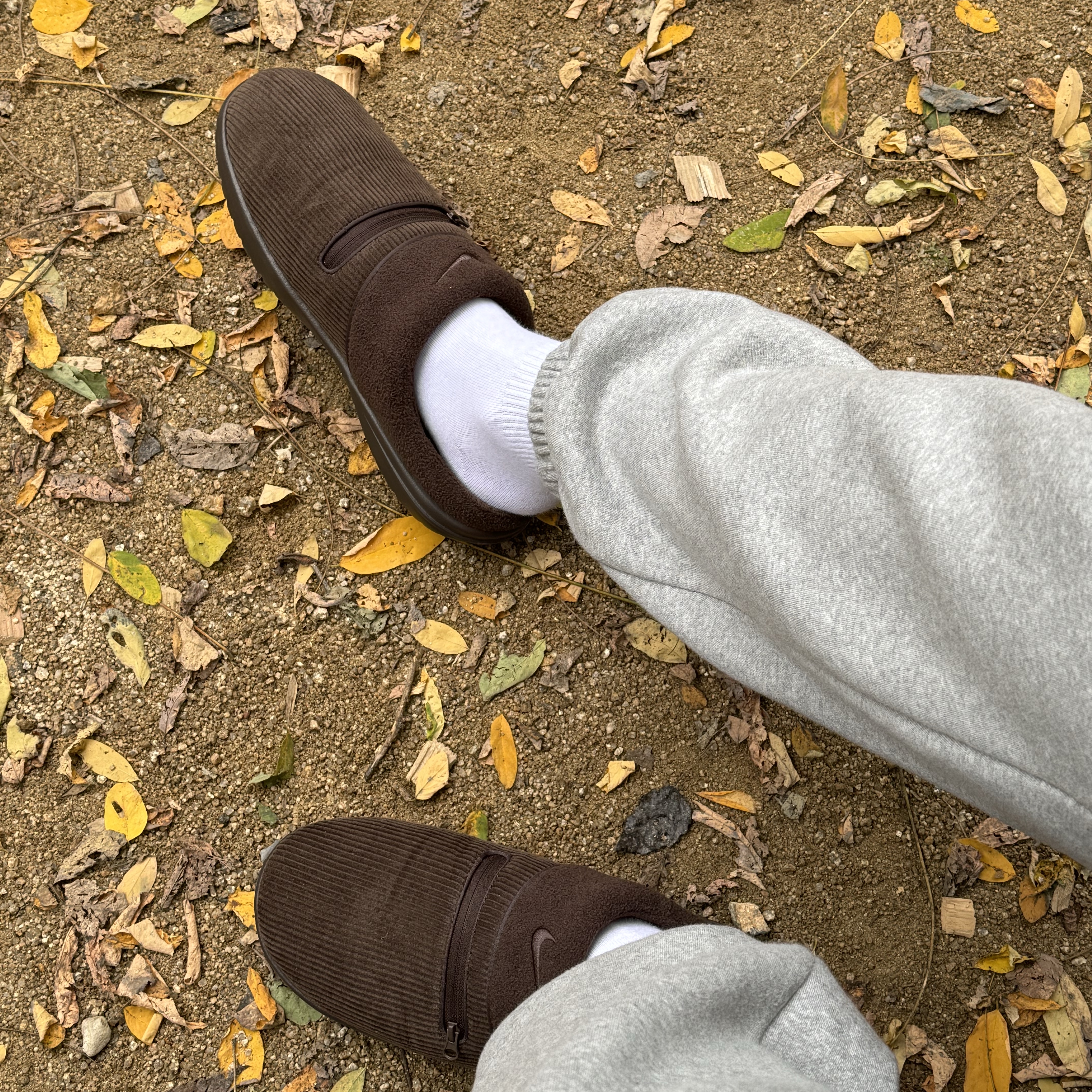 Nike Burrow SE Slippers Baroque Brown 착용 스타일