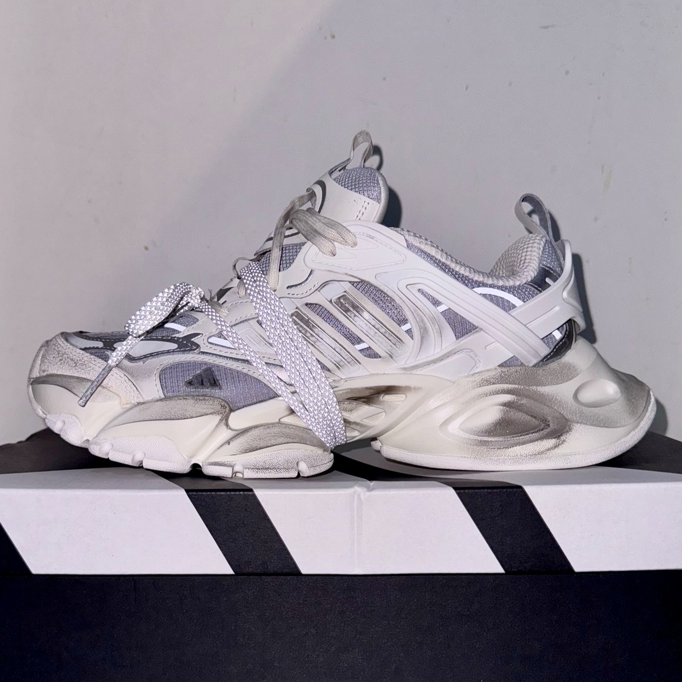 Adidas Vento XLG Deluxe Sneakers Core White Silver Metallic 착용 스타일