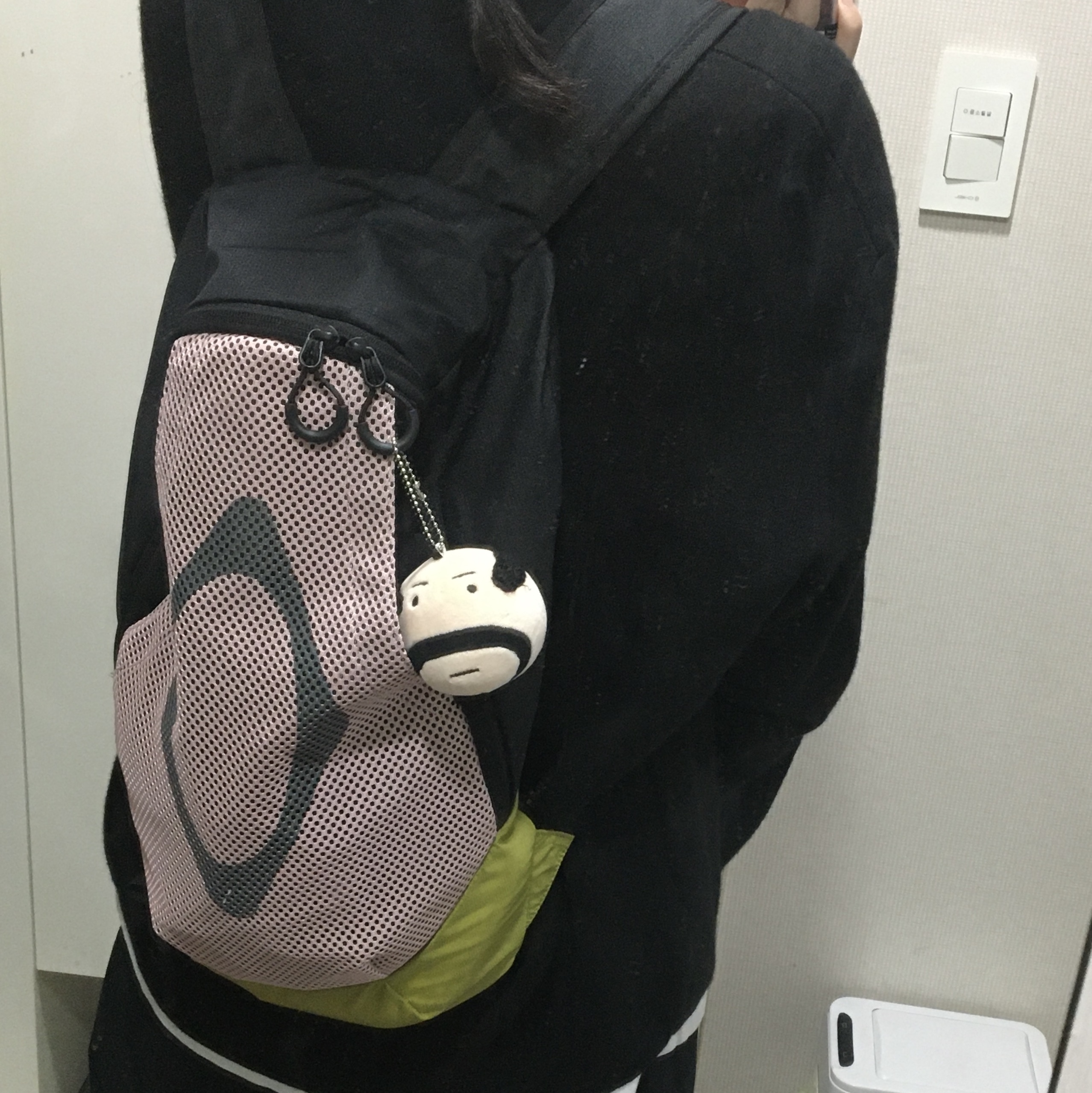 Mischief Rhombus Mesh Backpack Pink Black 착용 스타일 - 2