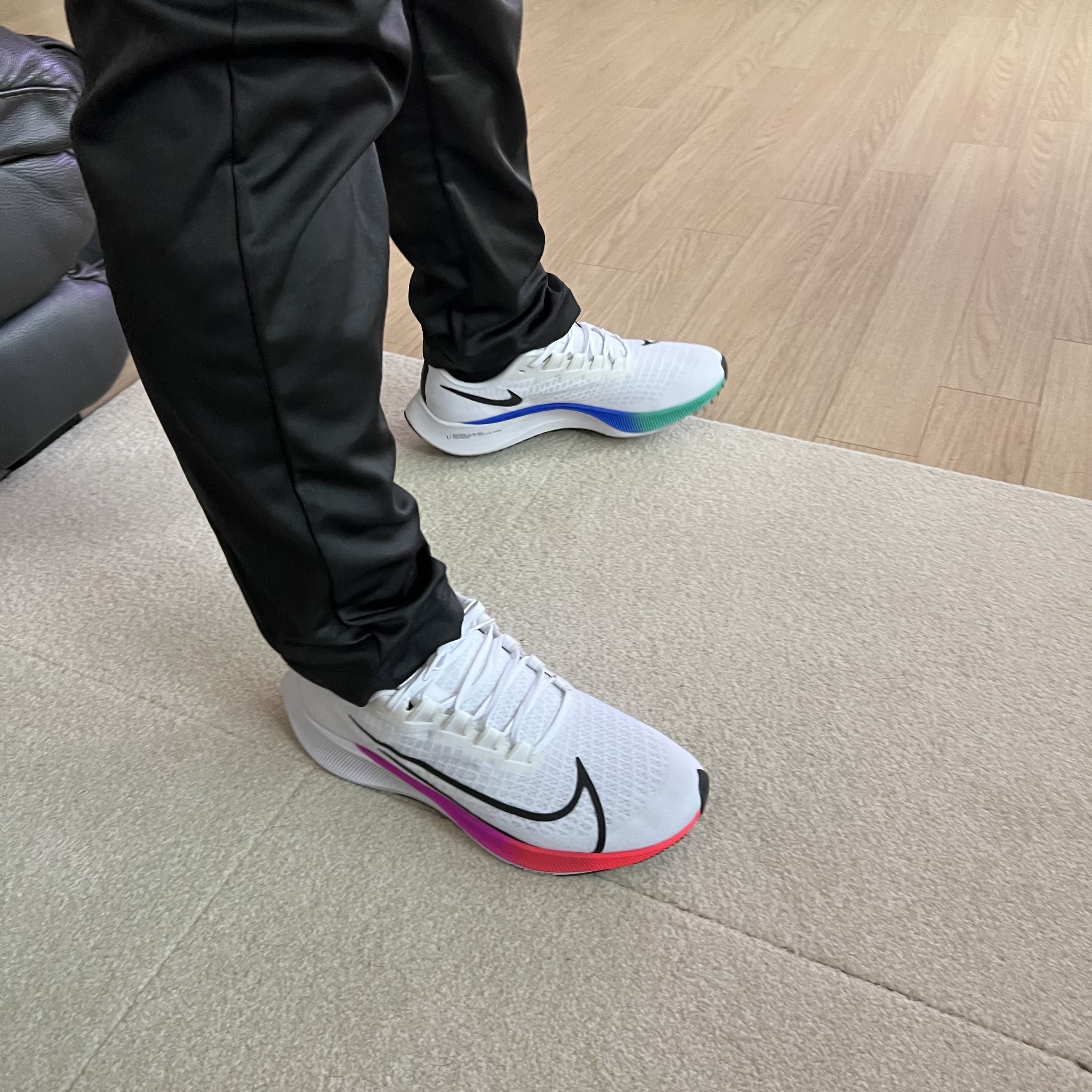 Nike Air Zoom Pegasus 37 White Hyper Violet 착용 스타일 - 2