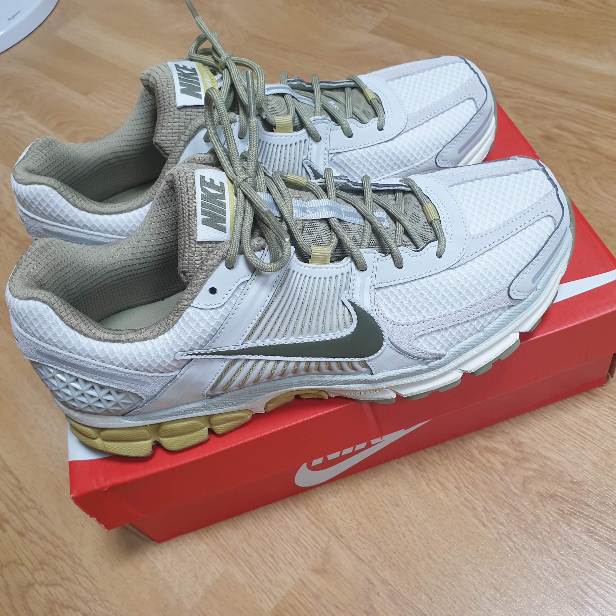 Nike Zoom Vomero 5 Light Bone and Phantom, (W) Nike Zoom Vomero 5 PRM Designed by Japan 착용 스타일 - 2