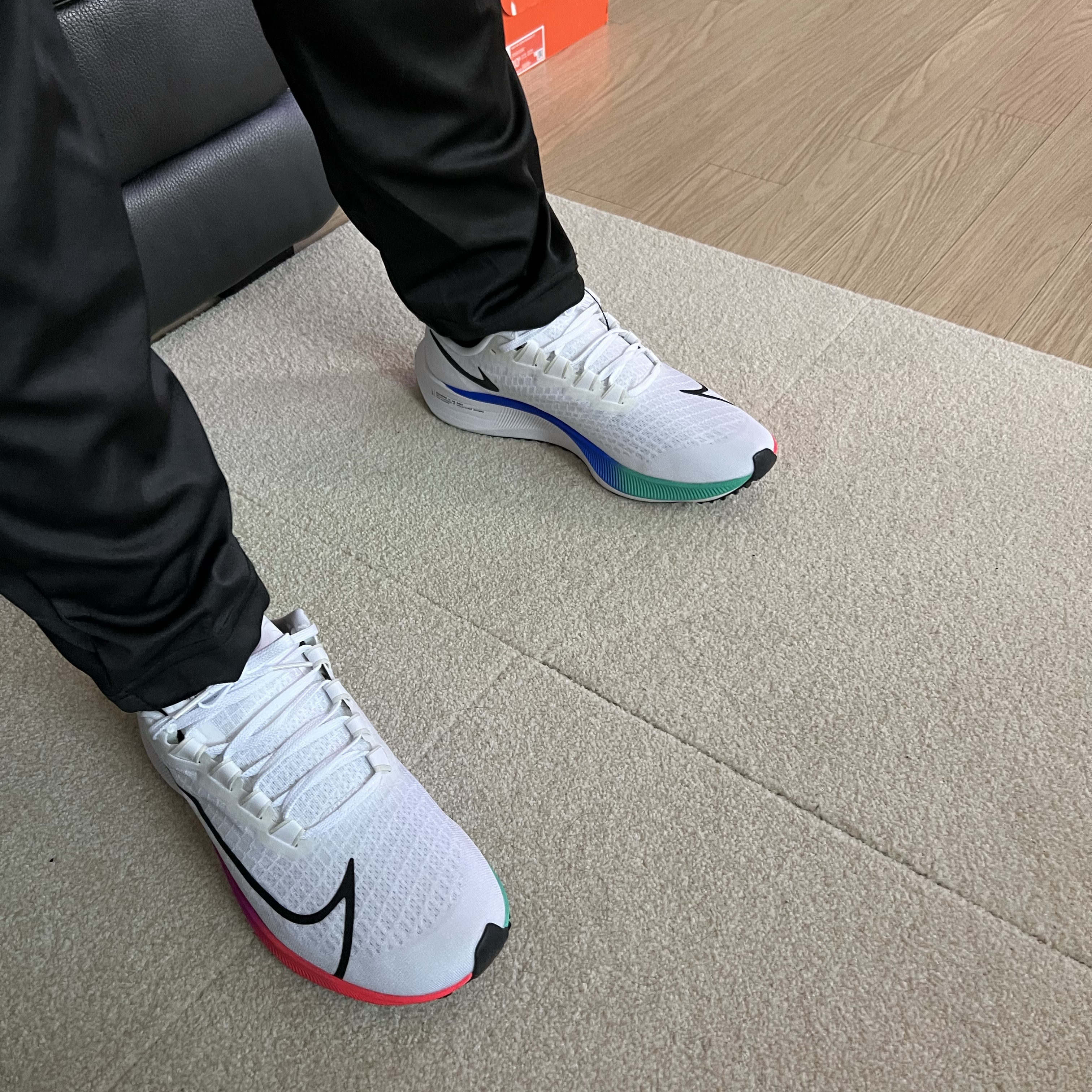 Nike Air Zoom Pegasus 37 White Hyper Violet 착용 스타일 - 5