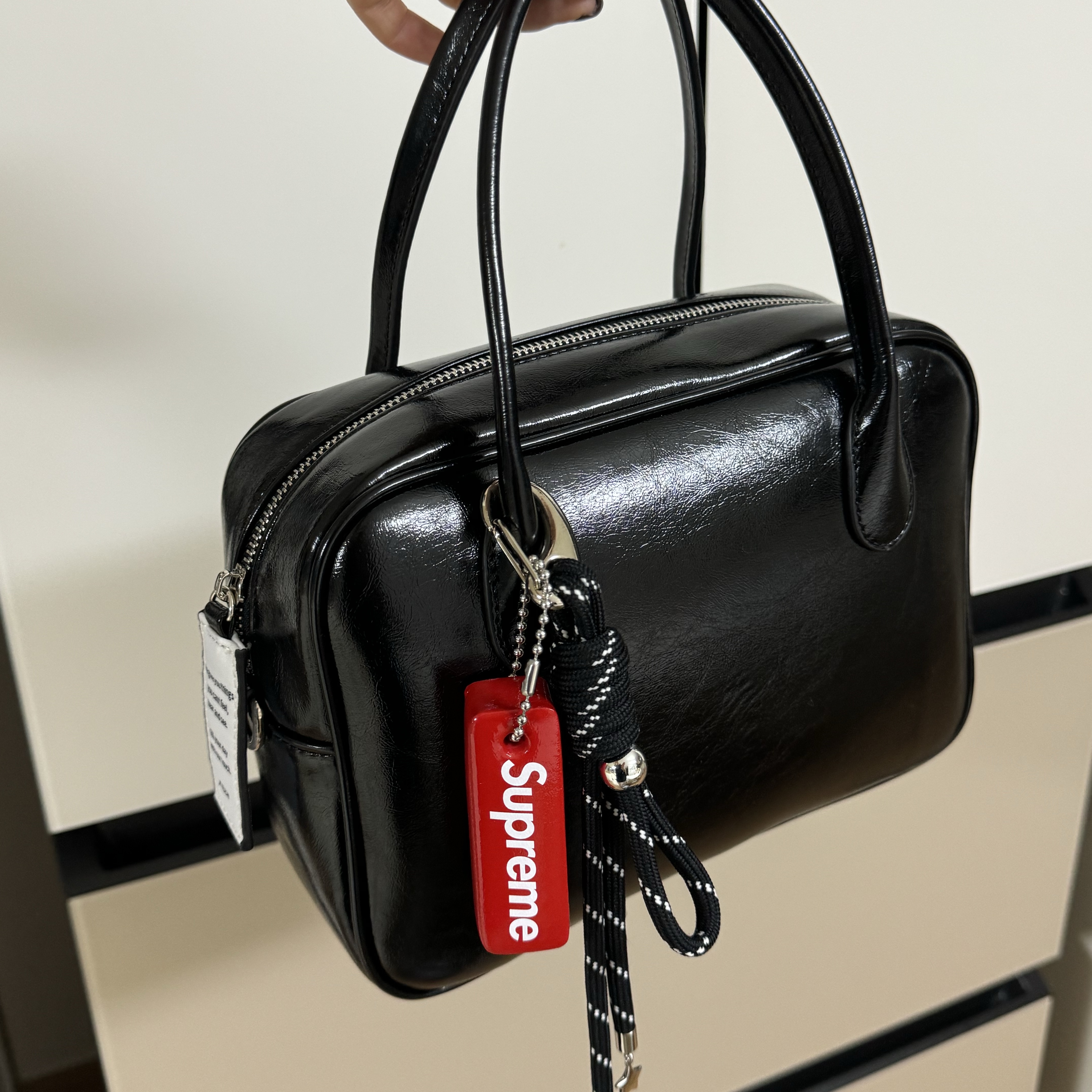 Supreme Floating Keychain Red - 23FW 착용 스타일 - 1