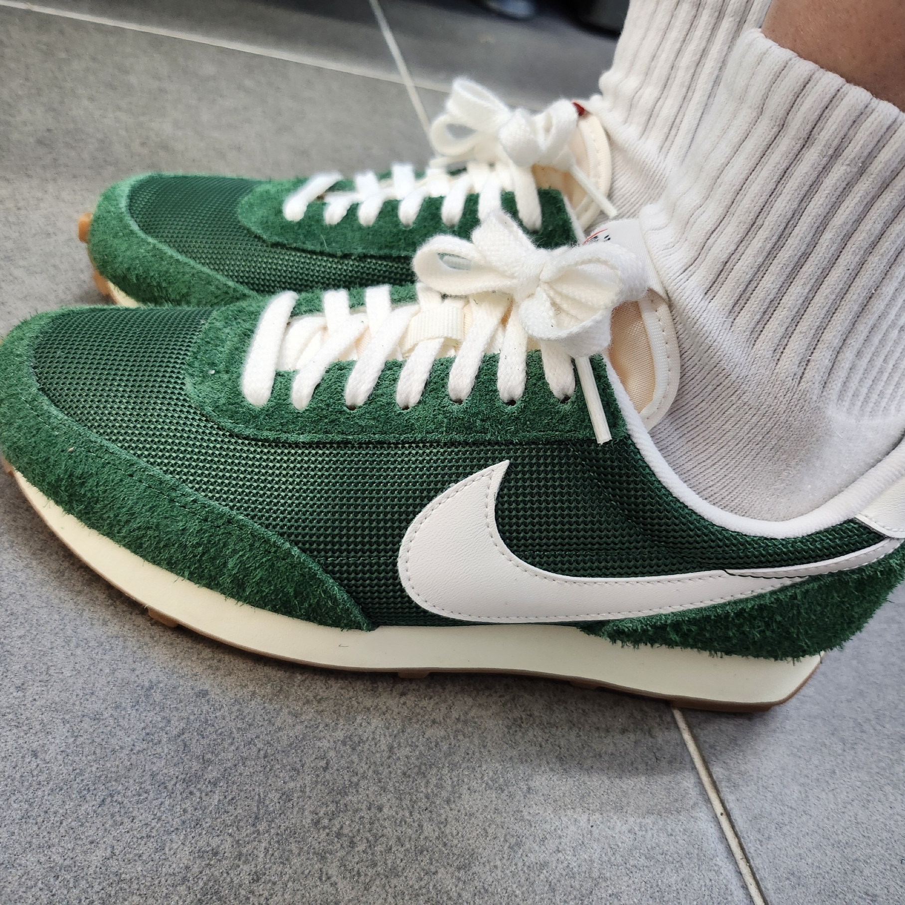 (W) Nike Daybreak Vintage Fir Coconut Milk 착용 스타일