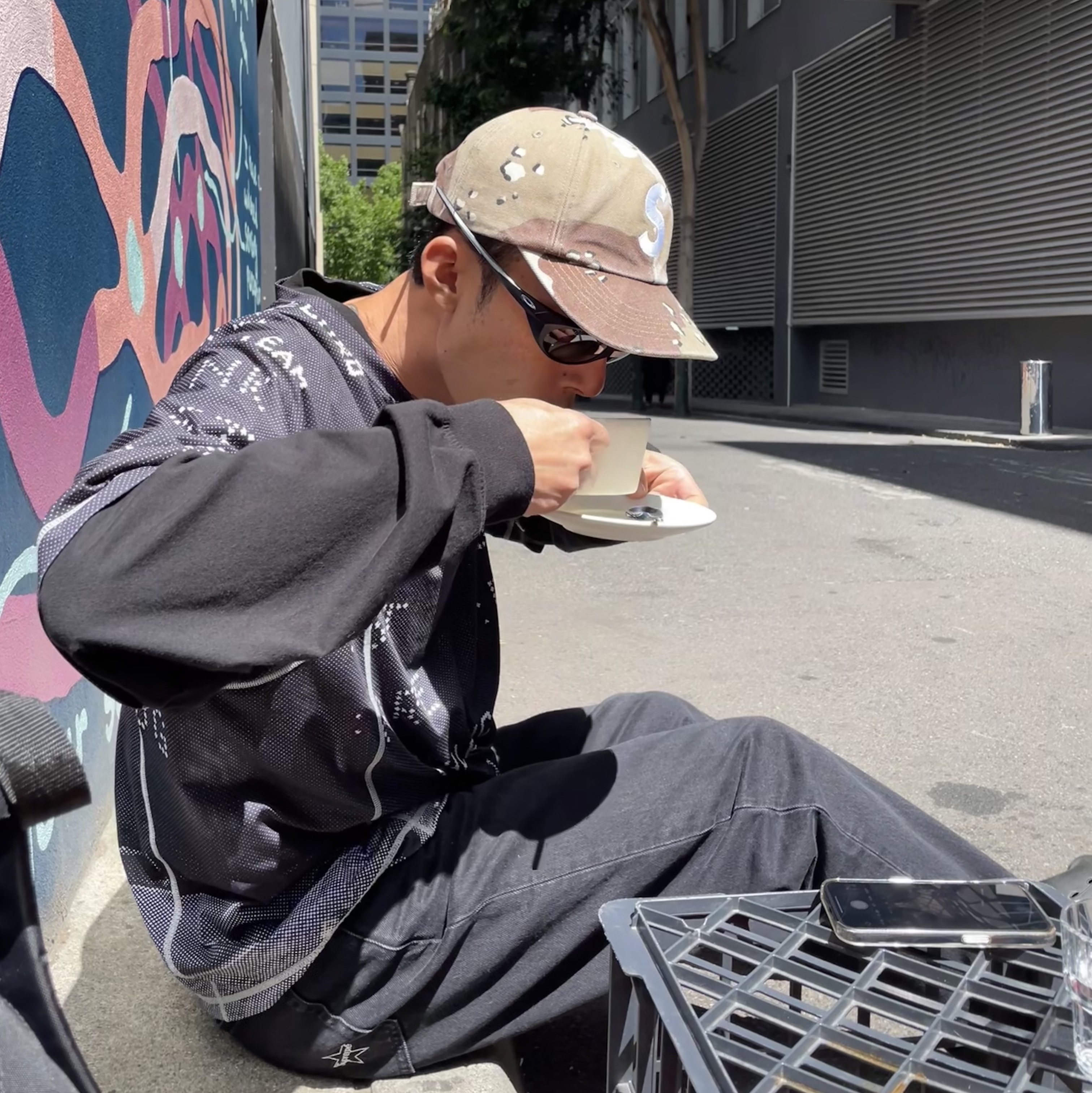 Supreme Pigment S Logo 6-Panel Chocolate Chip Camo - 24FW, Supreme Regular Jean Black - 24FW 착용 스타일 - 1