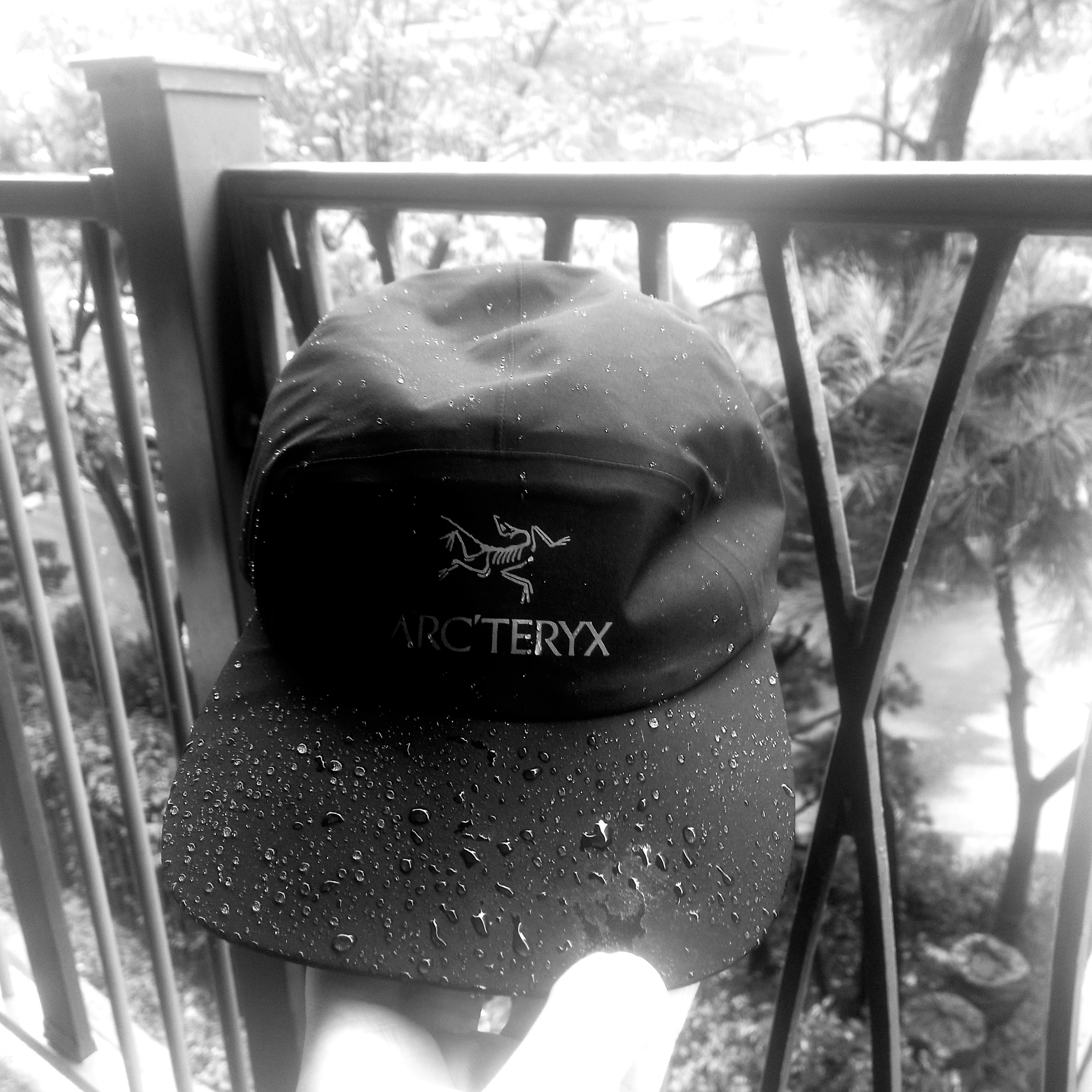 Arc'teryx Solano Insulated Hoody Black Graphite, Arc'teryx Gore 5 Panel Cap Black 착용 스타일 - 2