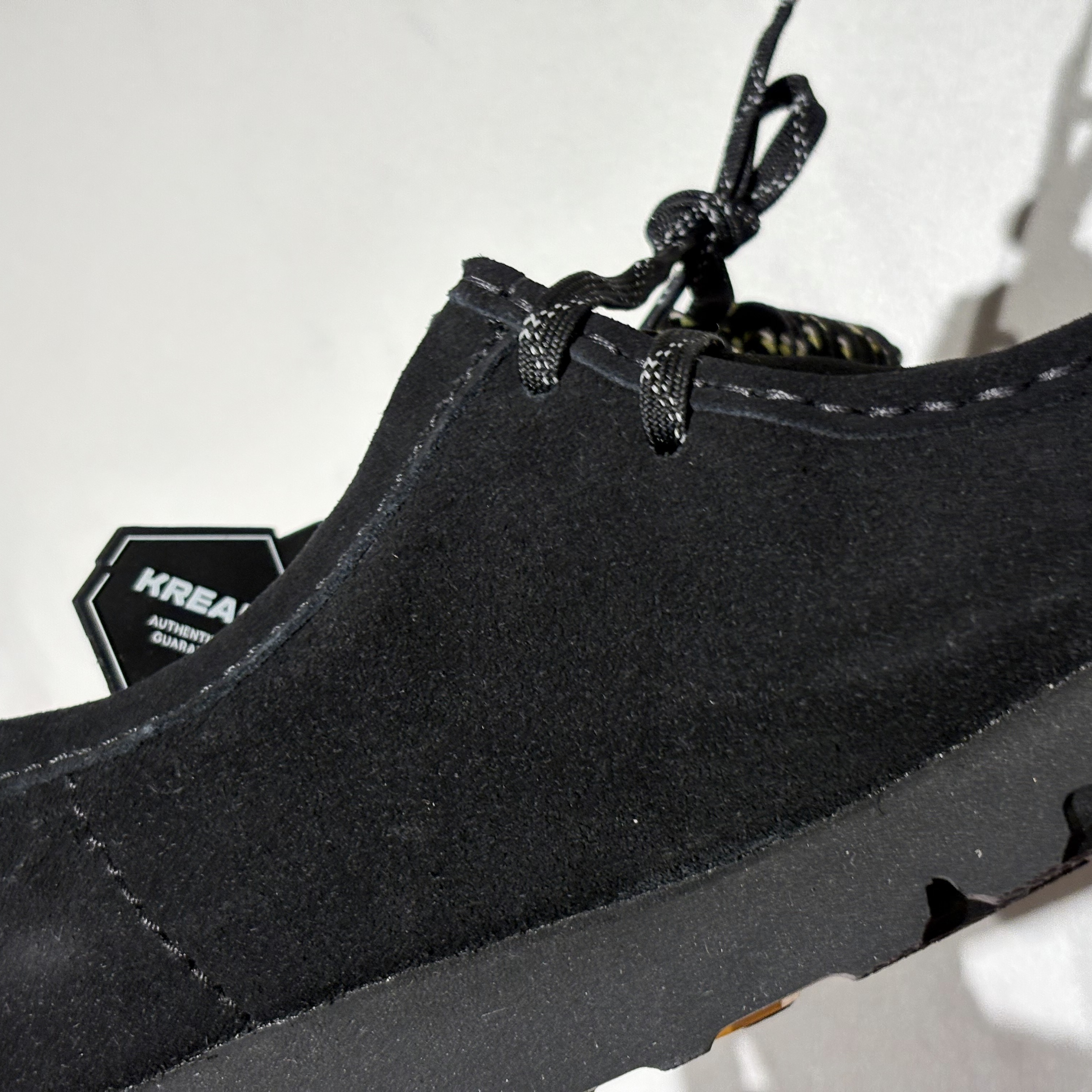 (W) Clarks Wallabee Gore-Tex Black Suede 착용 스타일 - 1