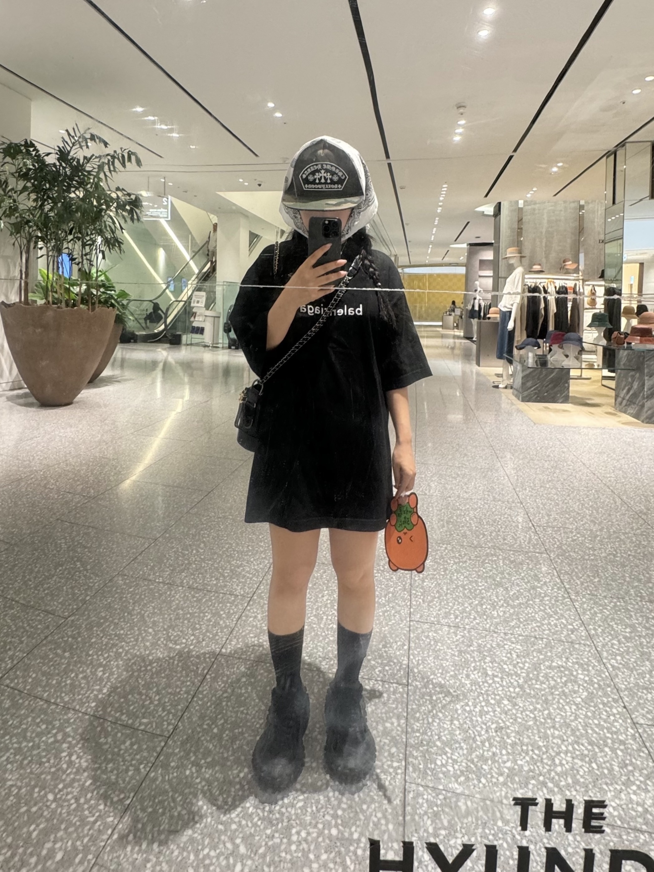 (W) Balenciaga Defender Sneakers Black, Chanel Gabrielle Small Hobo Bag Aged Calfskin & Gold Black 착용 스타일