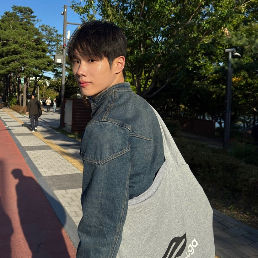 Balenciaga New Jersey Hobo Bag Grey Silver 착용 스타일