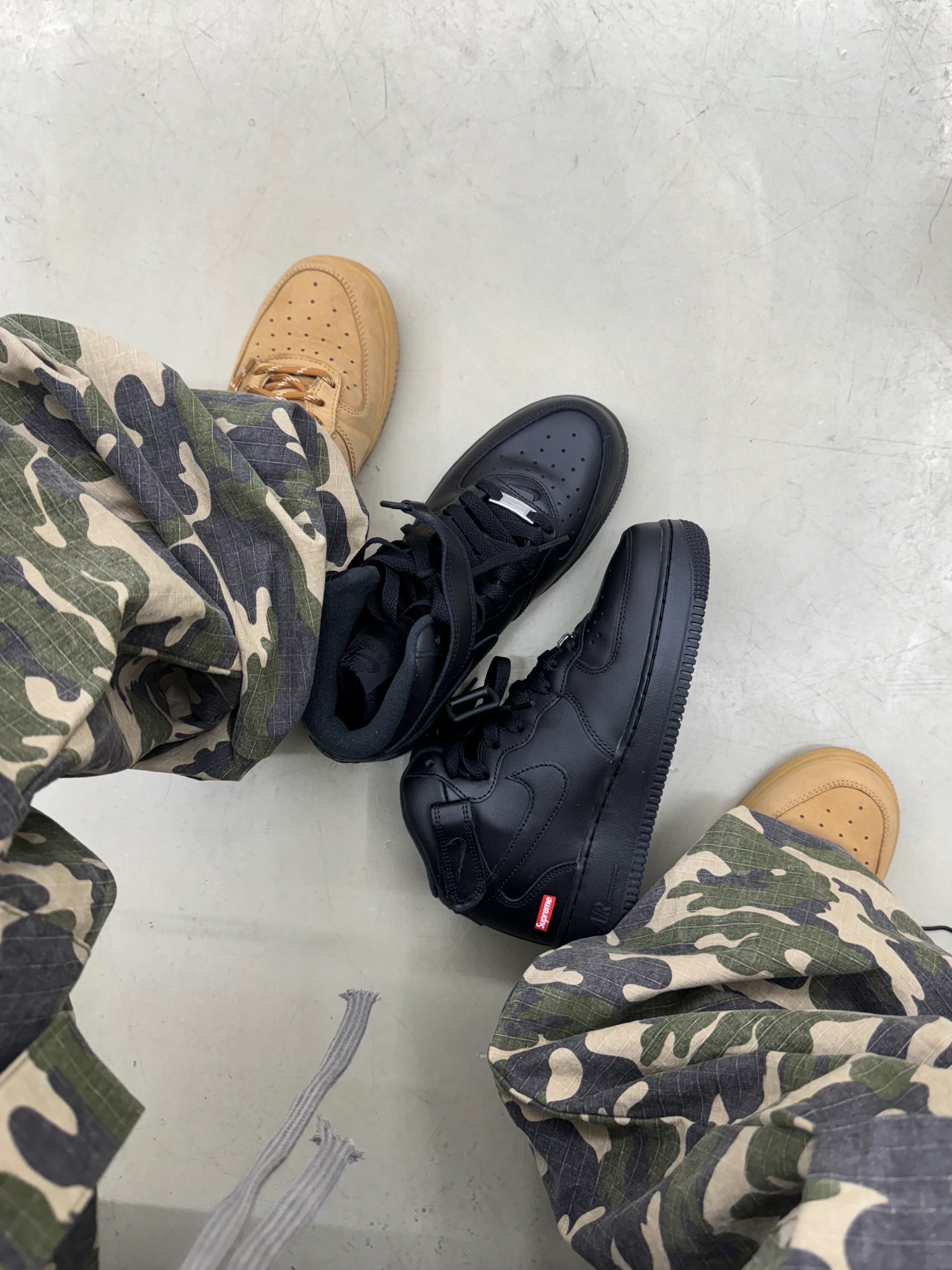 Nike x Supreme Air Force 1 Mid Black, Nike Air Force 1 '07 WB Flax 착용 스타일 - 1