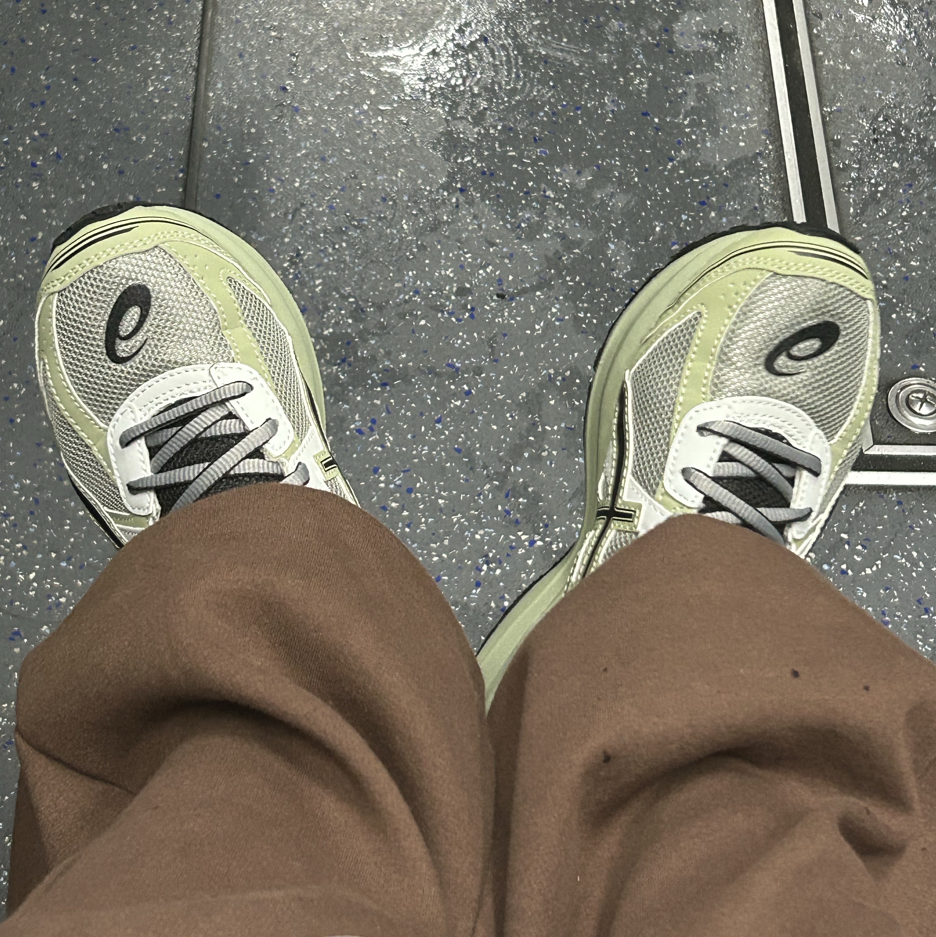Asics Jog 100 S Sheet Rock - 2E Wide 착용 스타일 - 2