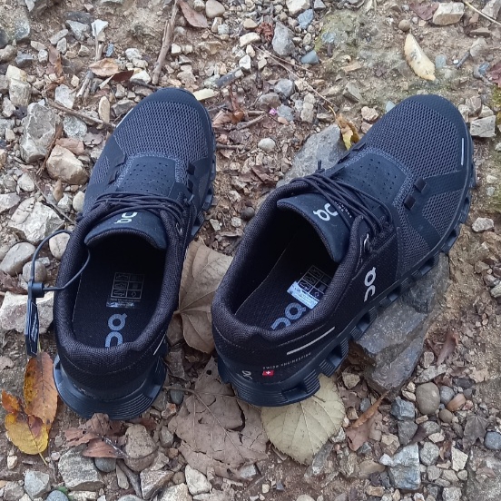 (W) On Running Cloud 5 All Black 착용 스타일 - 4
