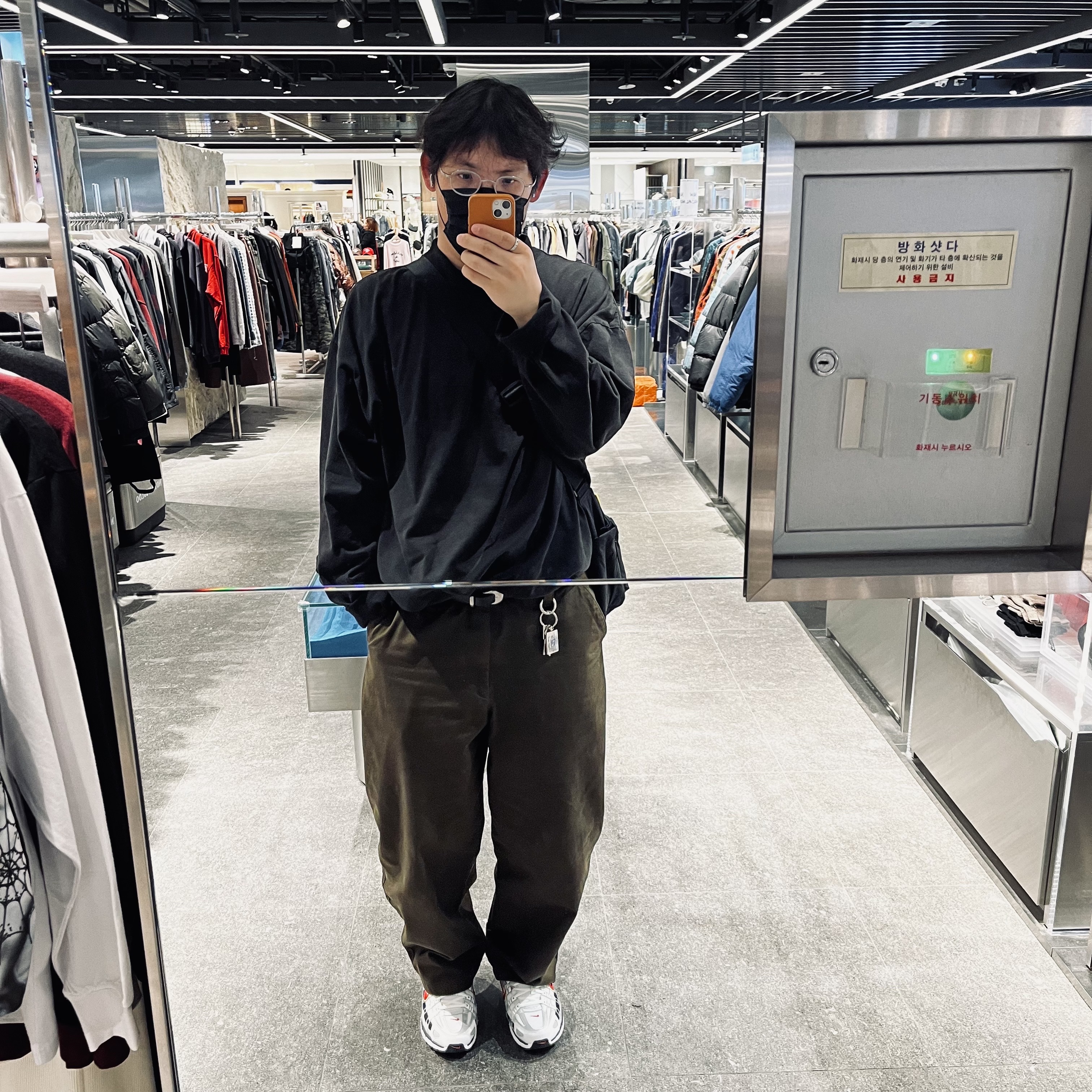 Yeezy Gap Engineered By Balenciaga Logo Long Sleeve T-Shirt Black, Uniqlo Multi Pocket Shoulder Bag Black 착용 스타일