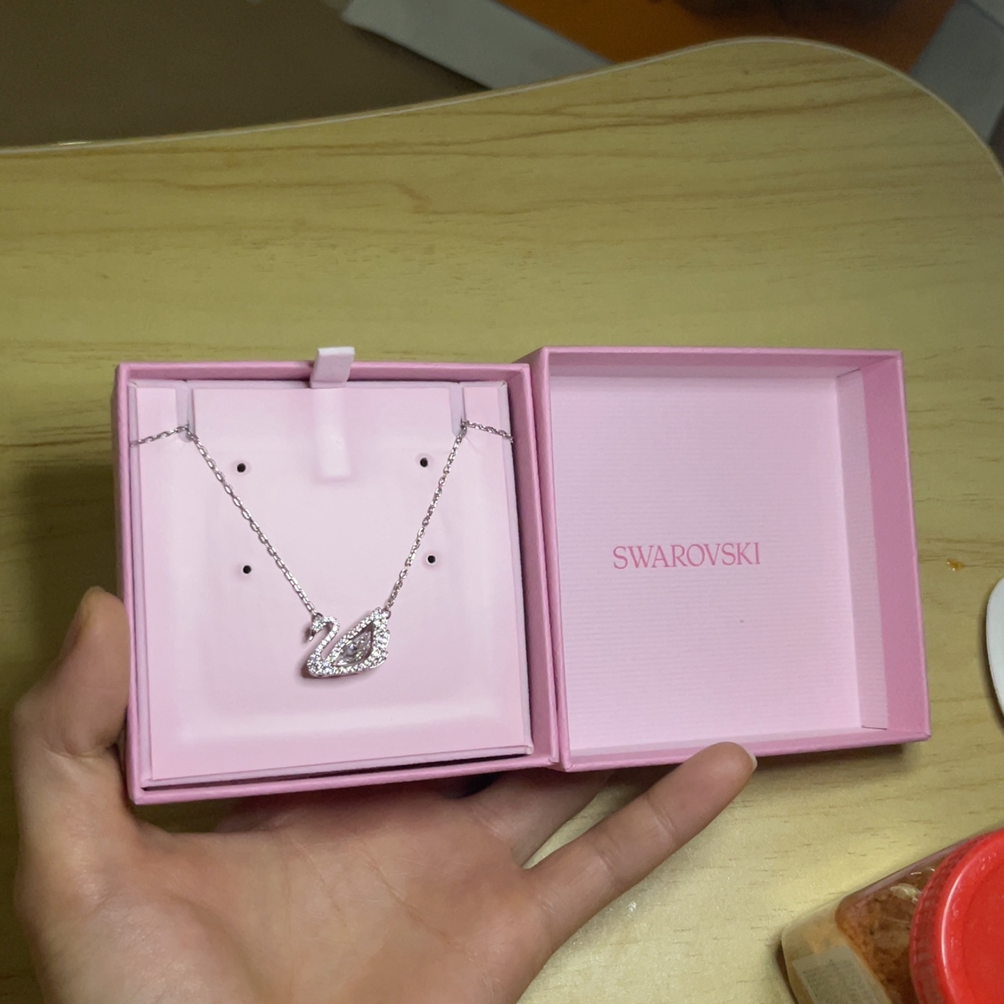(W) Swarovski Dancing Swan Necklace White Rhodium Plated 착용 스타일