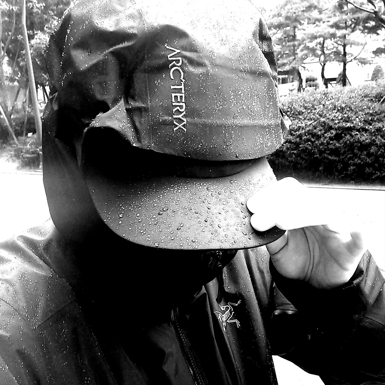 Arc'teryx Solano Insulated Hoody Black Graphite, Arc'teryx Gore 5 Panel Cap Black 착용 스타일 - 4