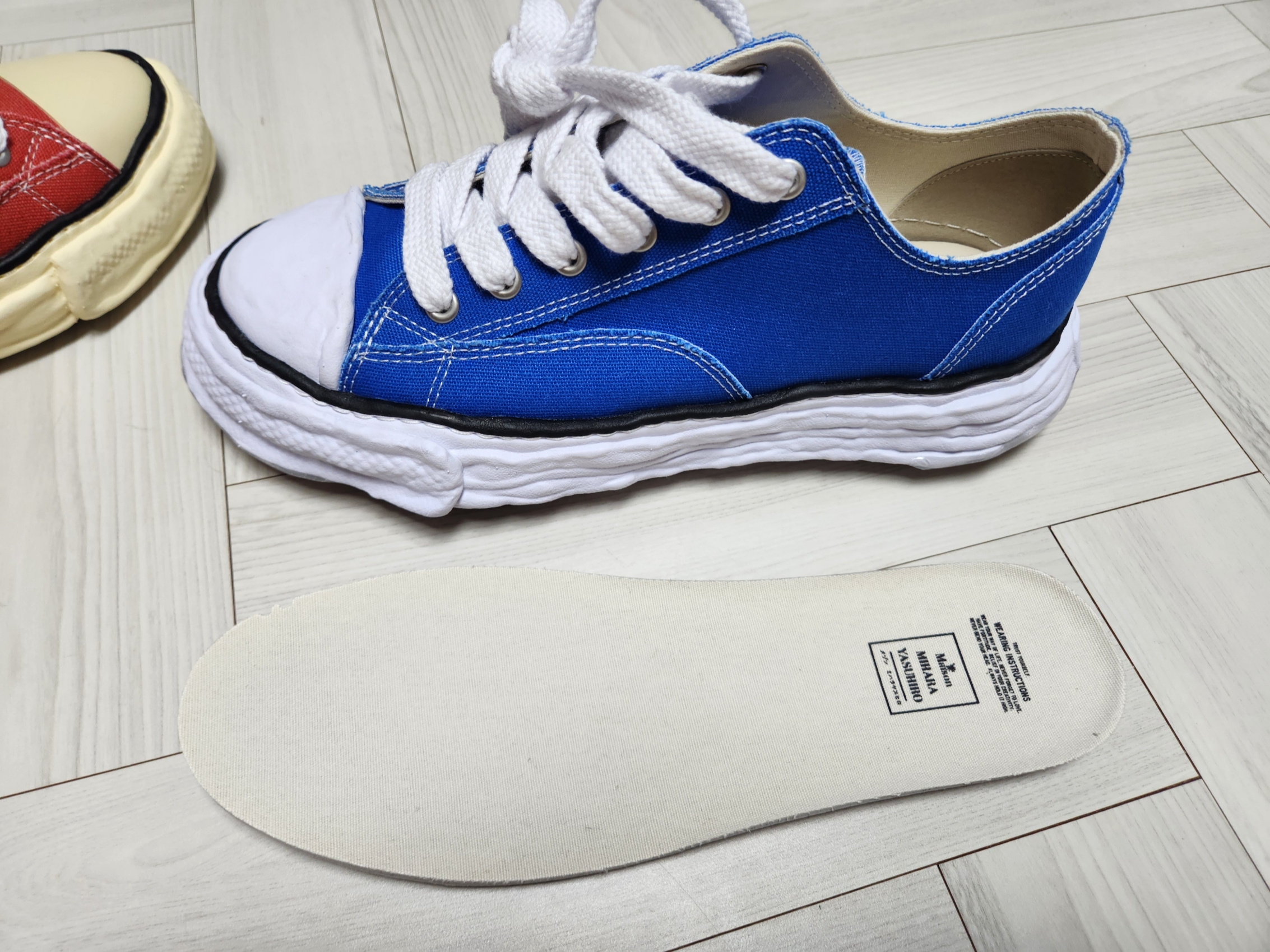 Maison Mihara Yasuhiro Peterson23 OG Sole Canvas Low-top Sneakers CL Blue, Maison Mihara Yasuhiro Peterson VL OG Sole Canvas Low-top Sneakers Orange 착용 스타일 - 1