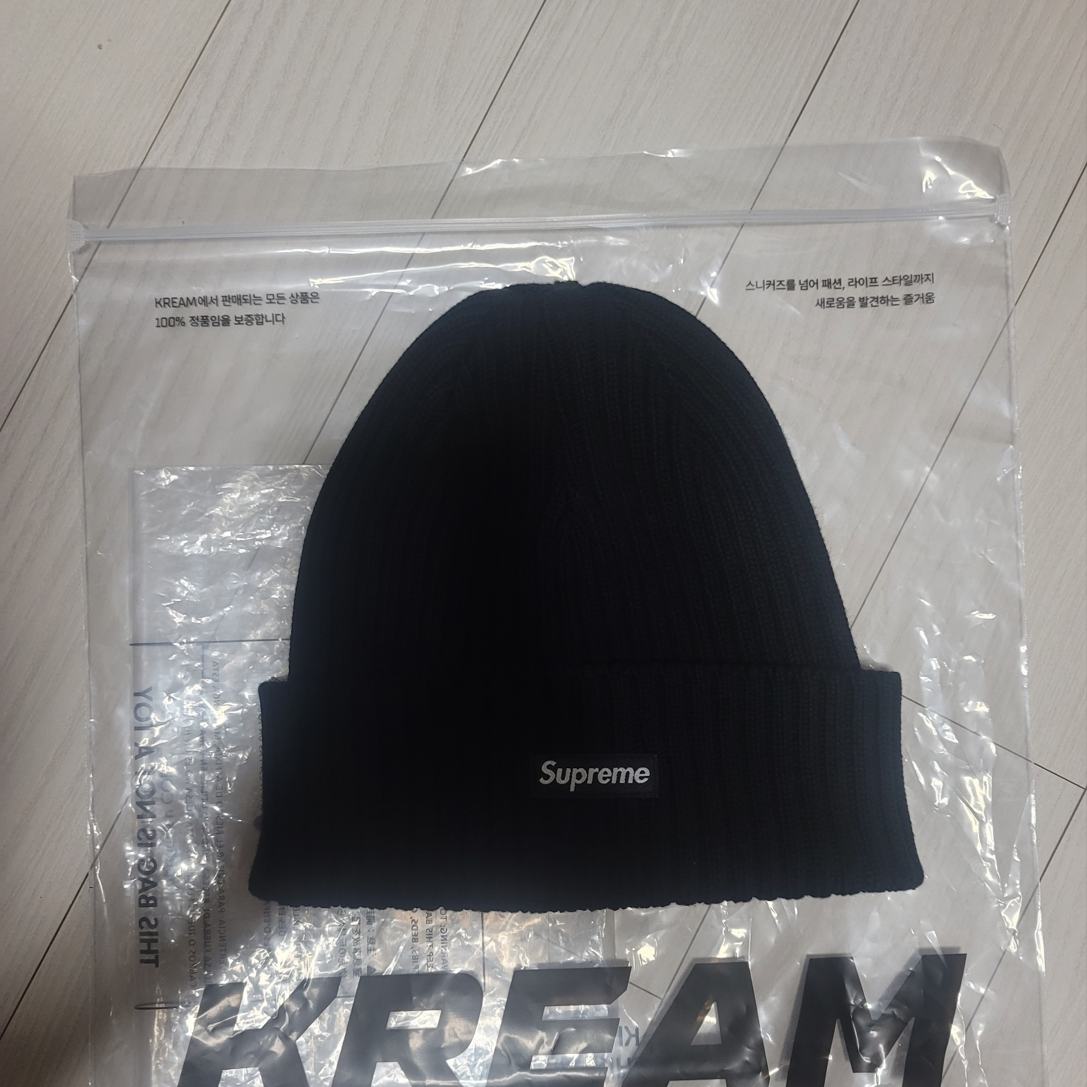 Supreme Overdyed Beanie Black, Supreme Classic Logo Chunky Ribbed Beanie Black - 23FW 착용 스타일 - 1