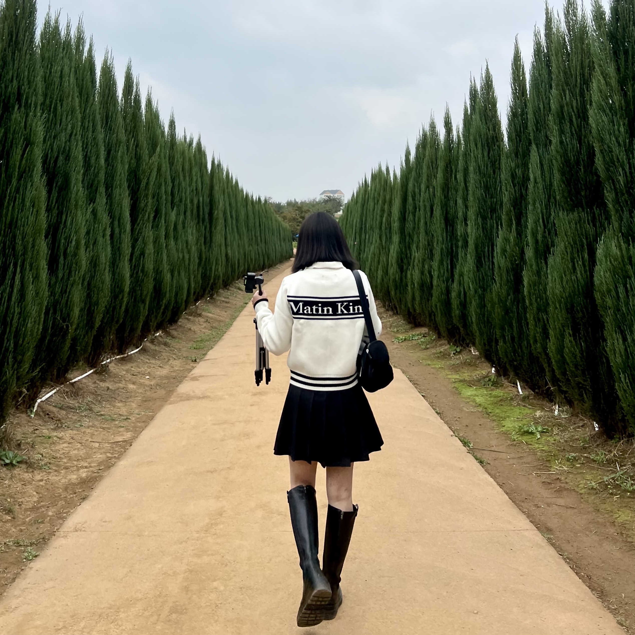 Matin Kim Spell Point Stripe Knit Cardigan Ivory, Matin Kim Madeleine Round Bag Black 착용 스타일