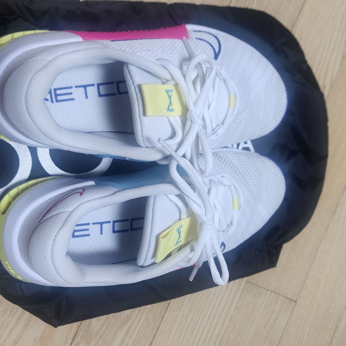 (W) Nike Metcon 9 White White Fierce Pink 착용 스타일 - 1