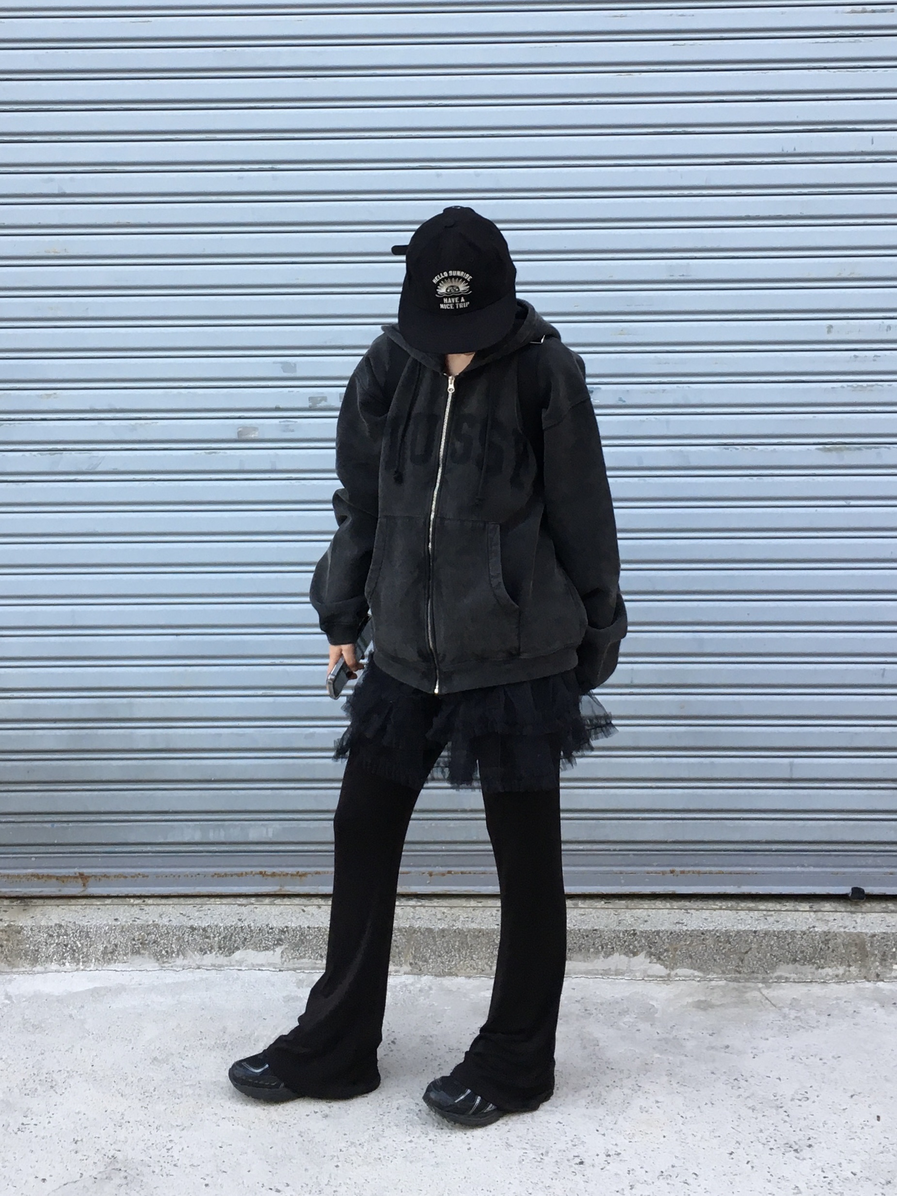 Stussy Faded Graphic Zip Hoodie Washed Black, Hello Sunrise VTG Arch Logo Relaxed Fit Cap Black 착용 스타일 - 2