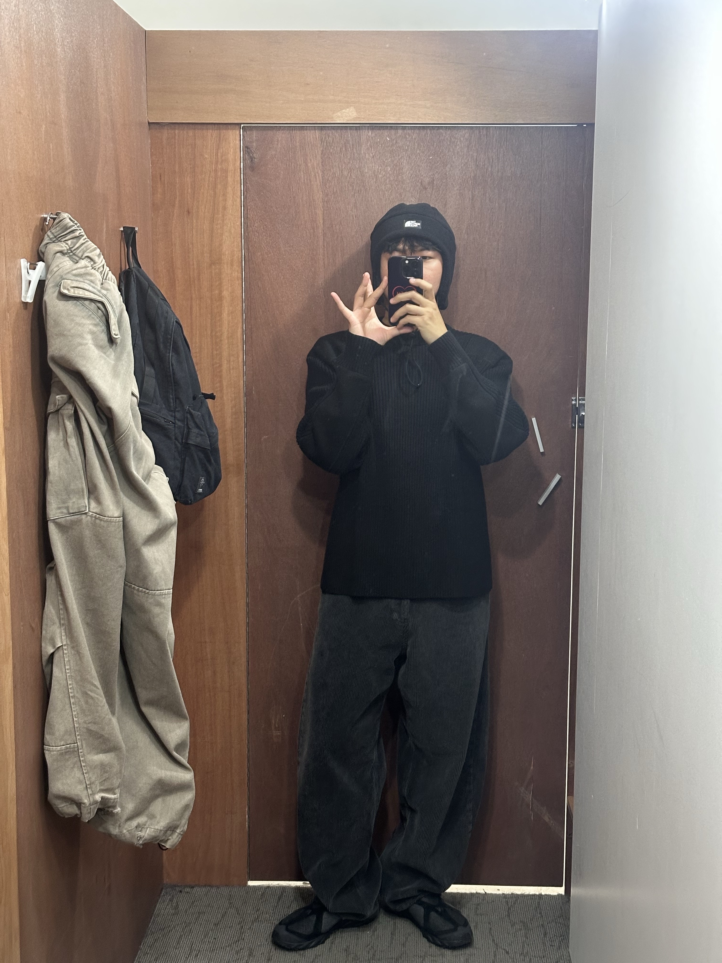 The North Face Fleece Earmuff Beanie Black, New Balance x Comme des Garcons Homme ML610S Black 착용 스타일
