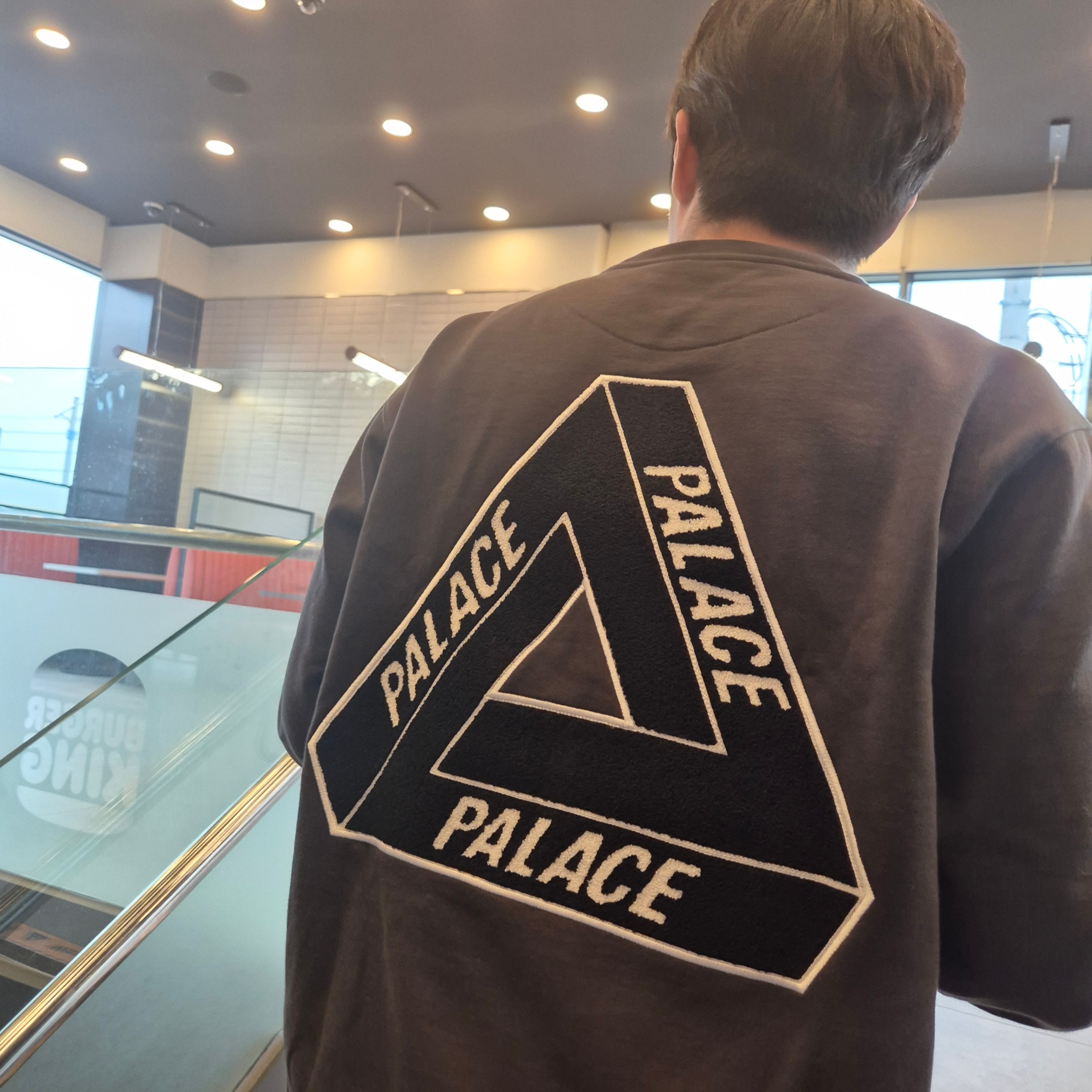 Palace Chenille Tri-Ferg Crew Black - 24FW 착용 스타일