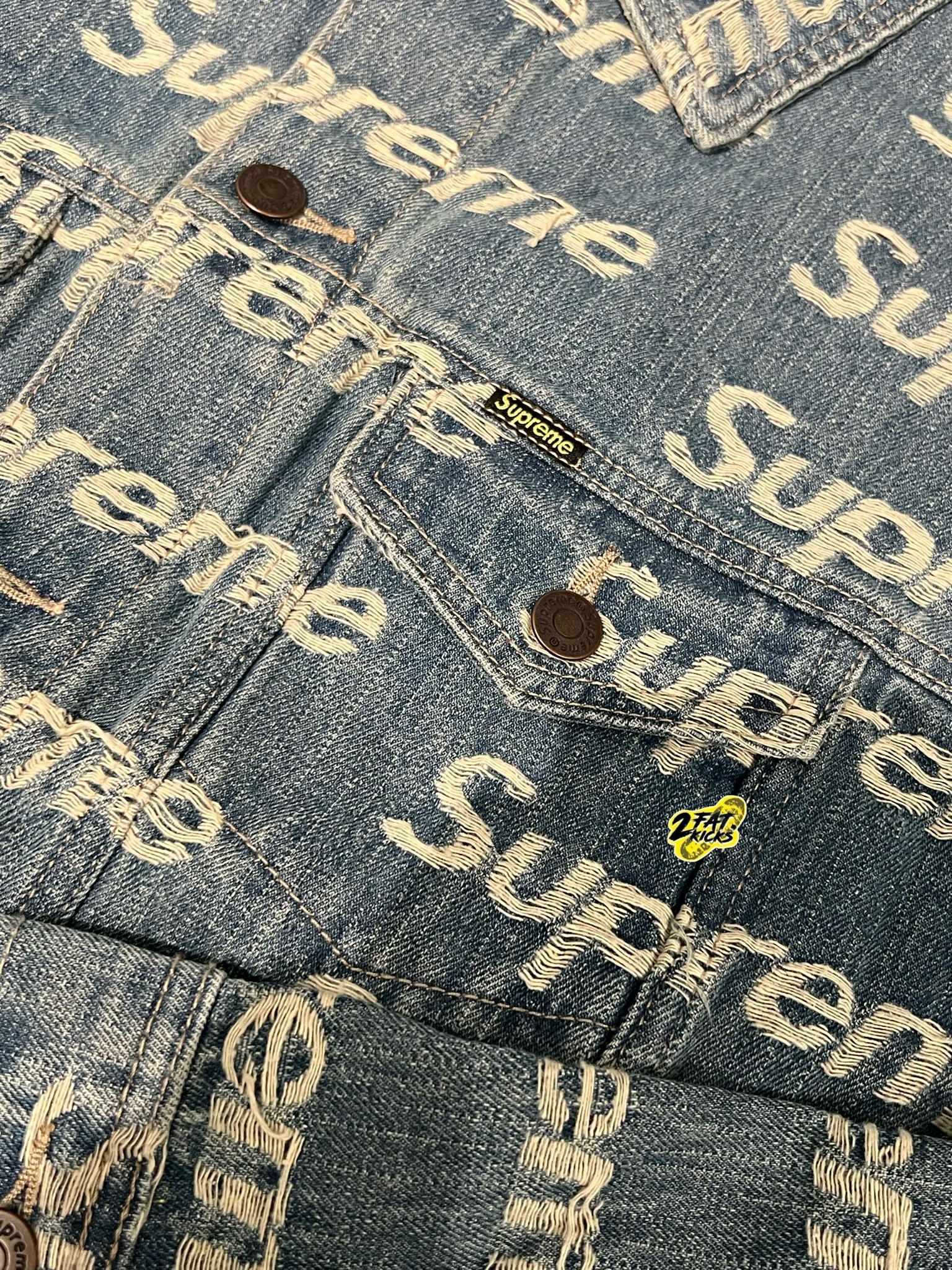 Supreme Frayed Logos Denim Trucker Jacket Blue - 21SS 착용 스타일 - 3