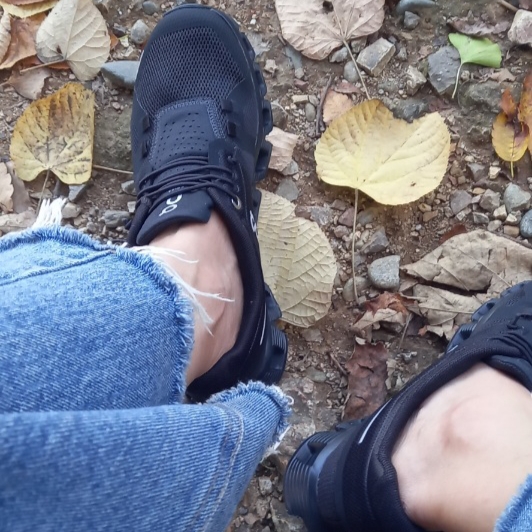 (W) On Running Cloud 5 All Black 착용 스타일 - 2