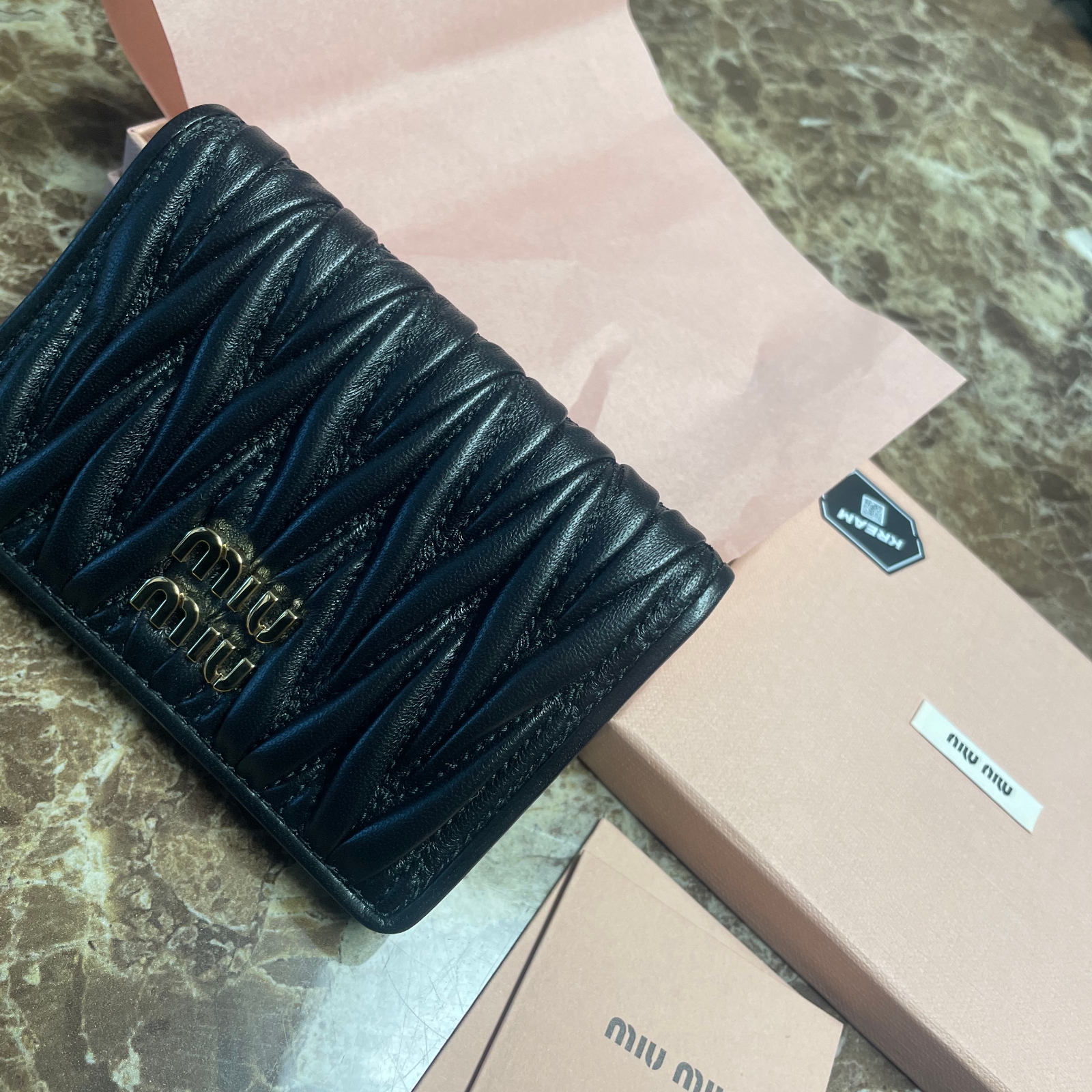 Miu Miu Matelasse Nappa Leather Card Holder Black 착용 스타일