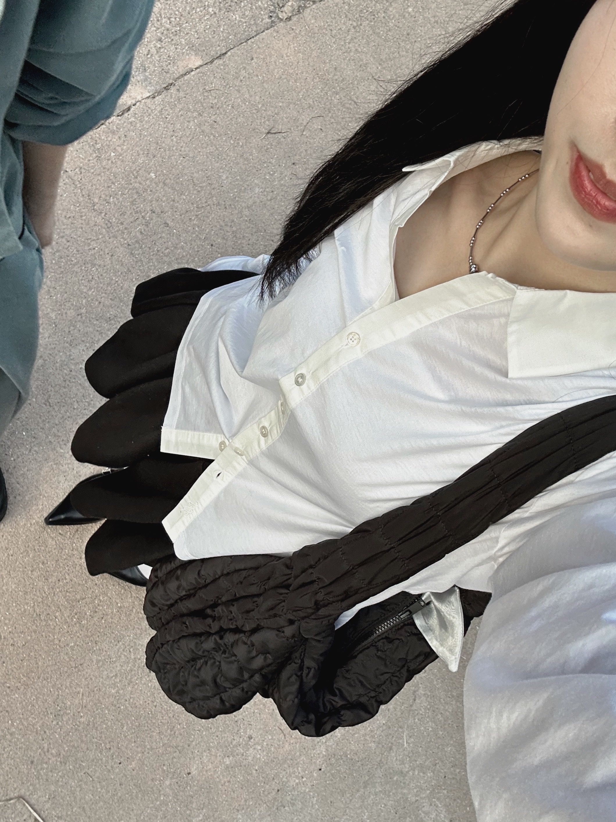 COS Quilted Oversized Shoulder Bag Black, Gucci Trademark Ring With Heart Pendant Silver 착용 스타일 - 5