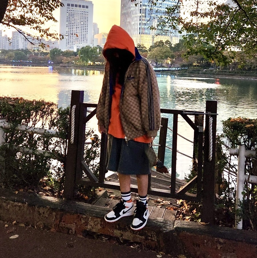 Jordan 1 Retro High OG Electro Orange, Gucci x Adidas GG Canvas Reversible Bomber Jacket Beige Ebony 착용 스타일 - 6