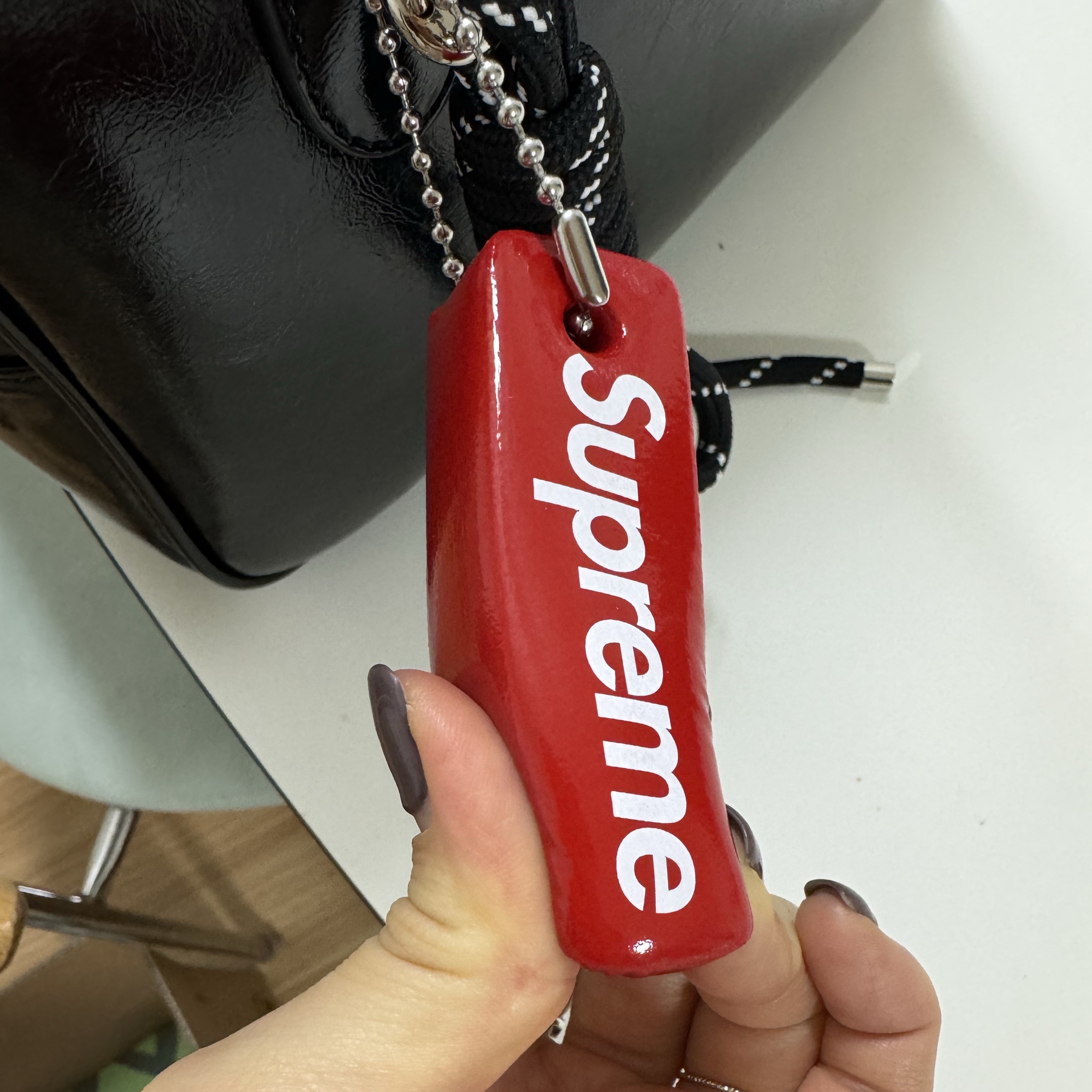 Supreme Floating Keychain Red - 23FW 착용 스타일 - 2