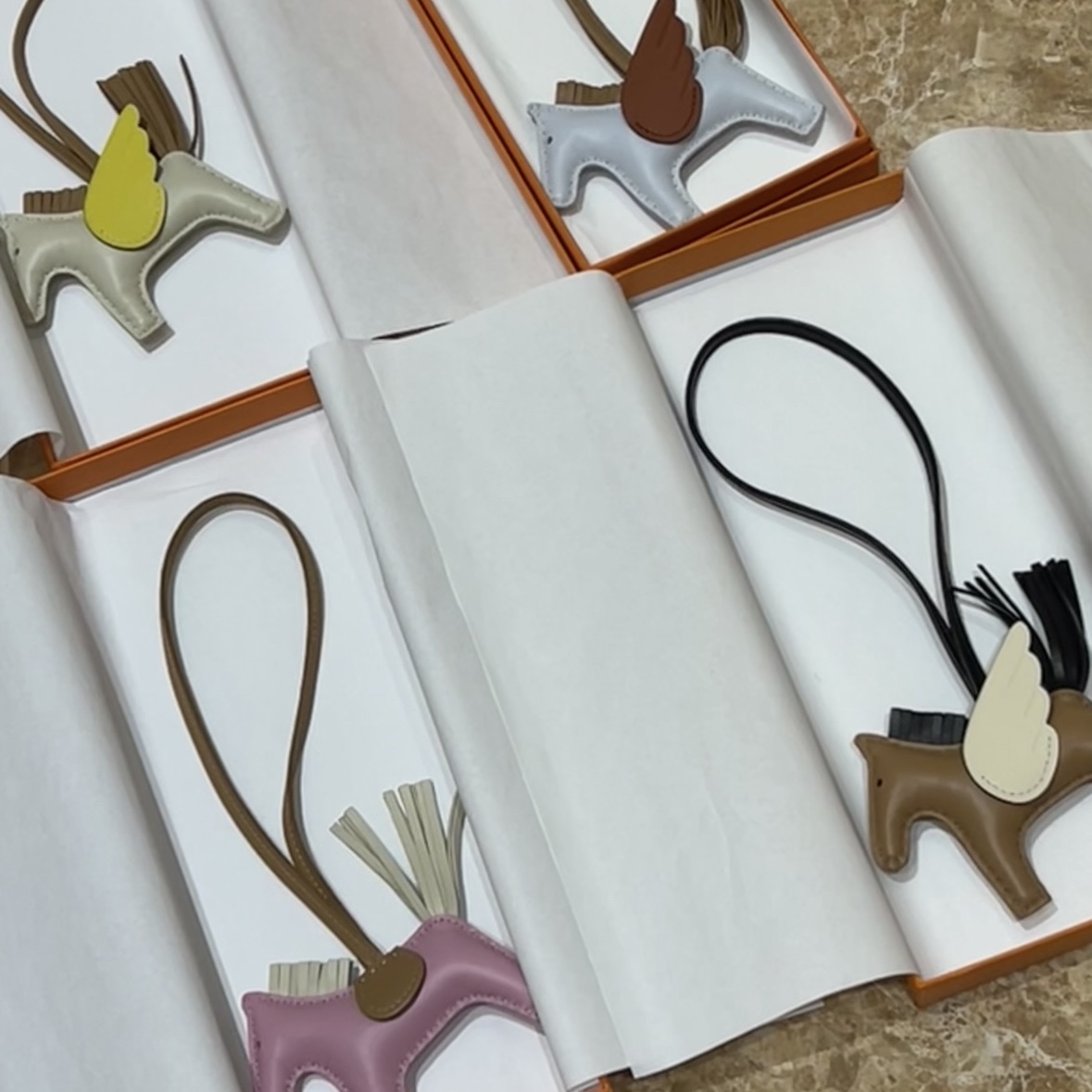 Hermes Rodeo Pegase PM Charm Milo Swift & Chai Noir Nata, Hermes Rodeo Pegase PM Charm Milo Swift & Craie Chai Lime 착용 스타일