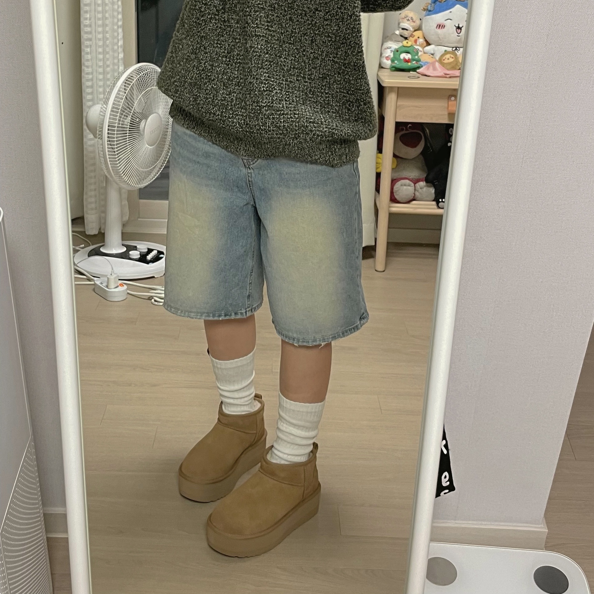 (W) UGG Classic Ultra Mini Platform Boots Chestnut 착용 스타일 - 3