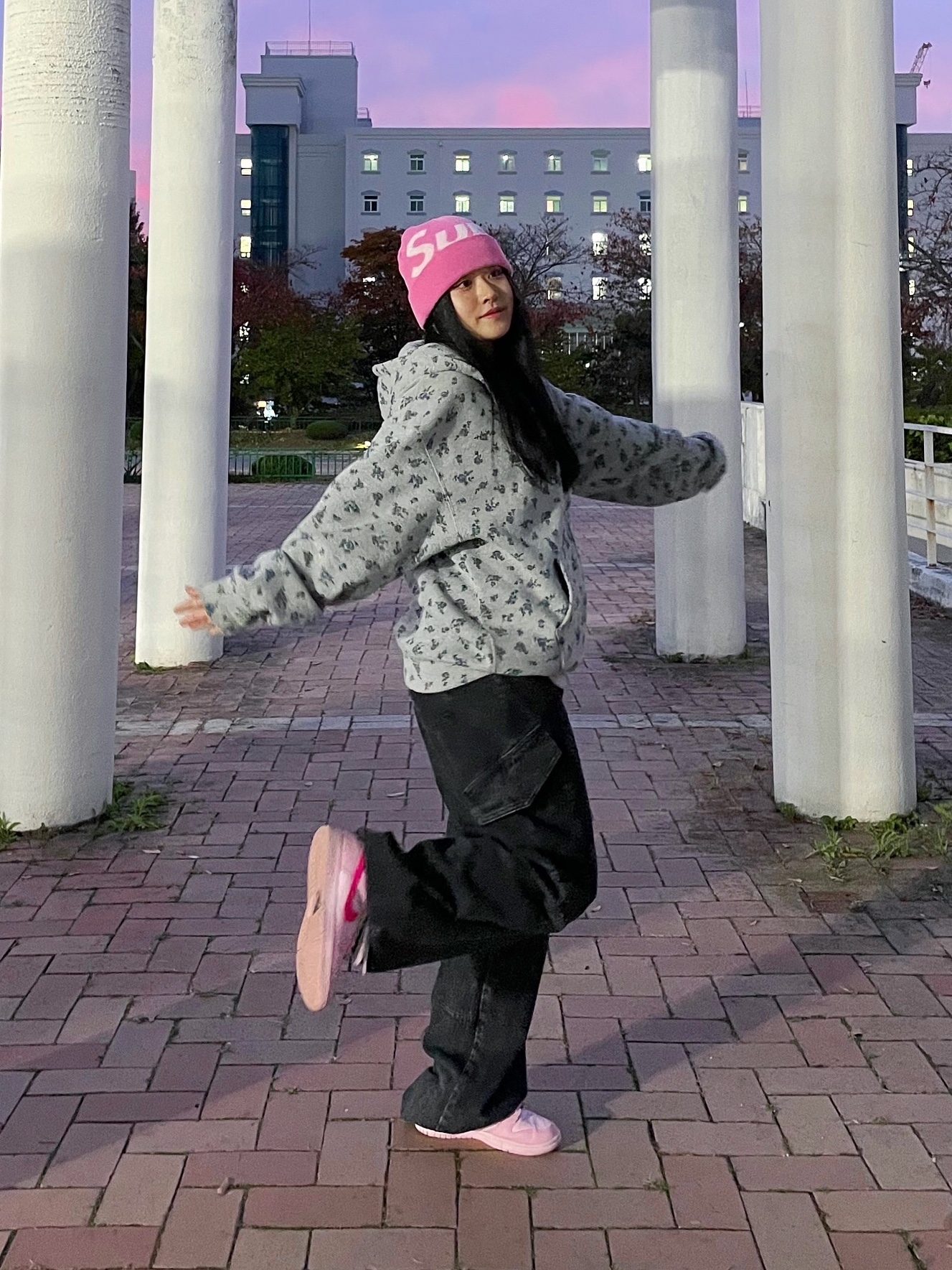 Supreme Big Logo Beanie Pink - 22FW, Supreme Small Box Zip Up Hooded Sweatshirt Flowers - 23FW 착용 스타일
