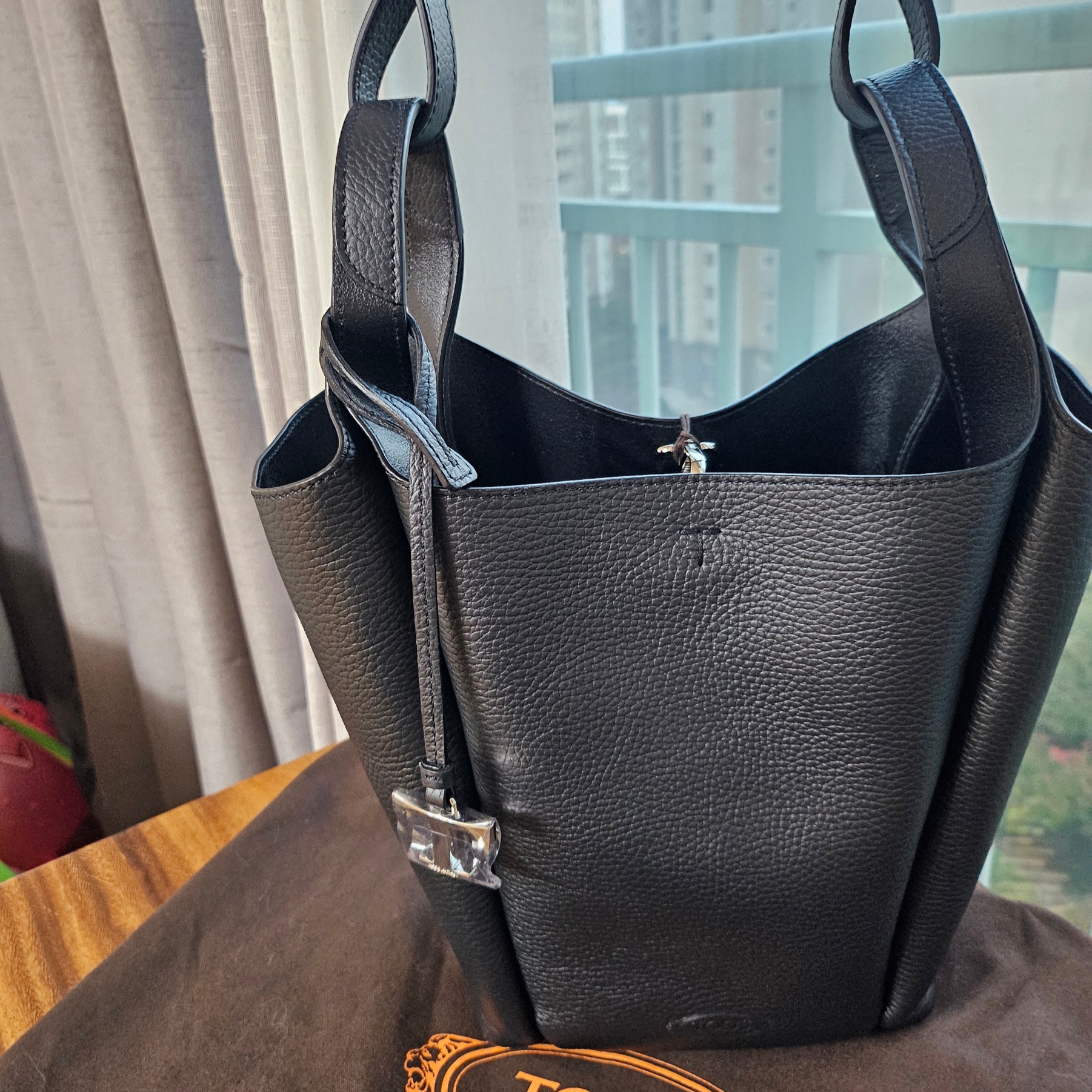 Tod's Bucket Bag Small Black 착용 스타일