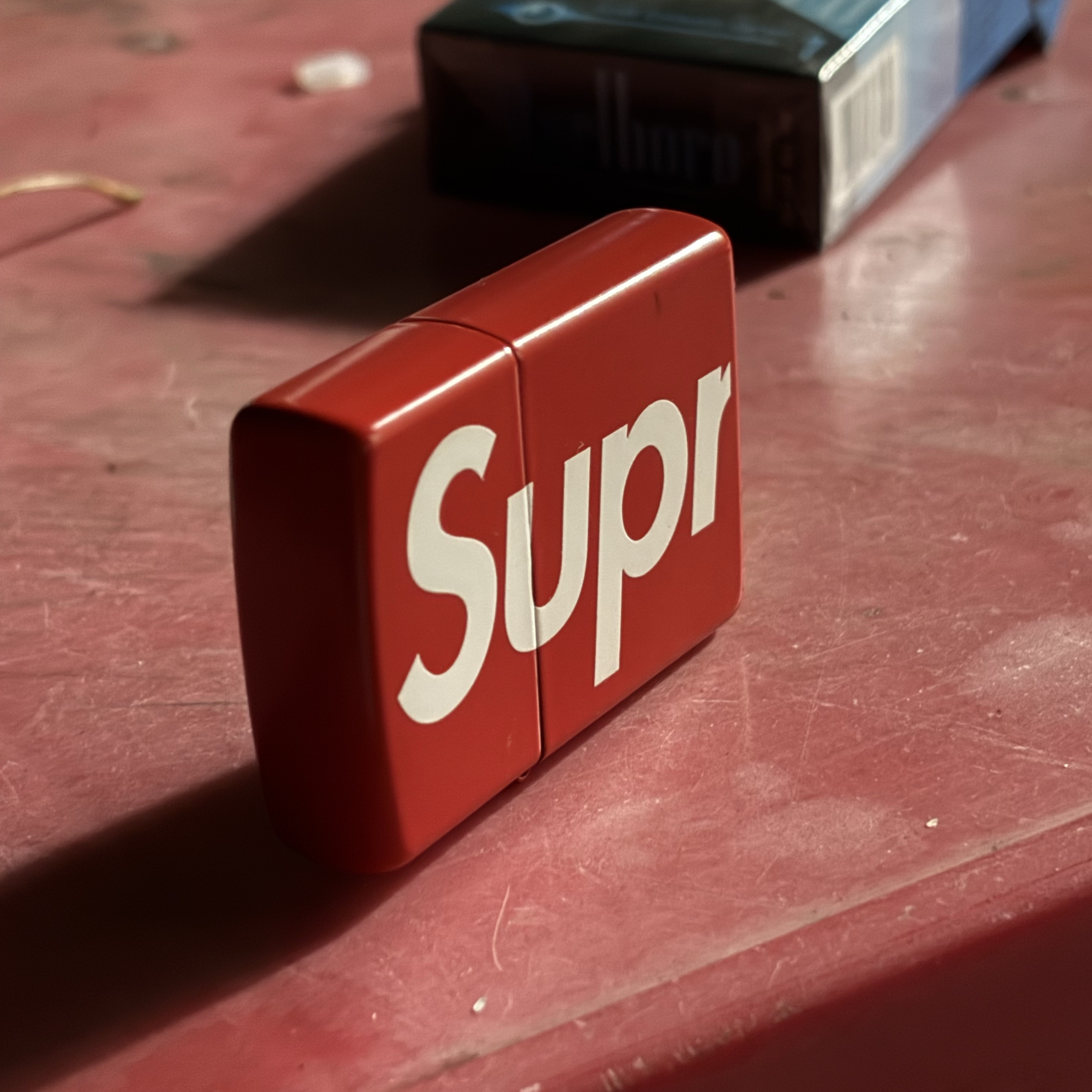 Supreme Logo Zippo Red 착용 스타일