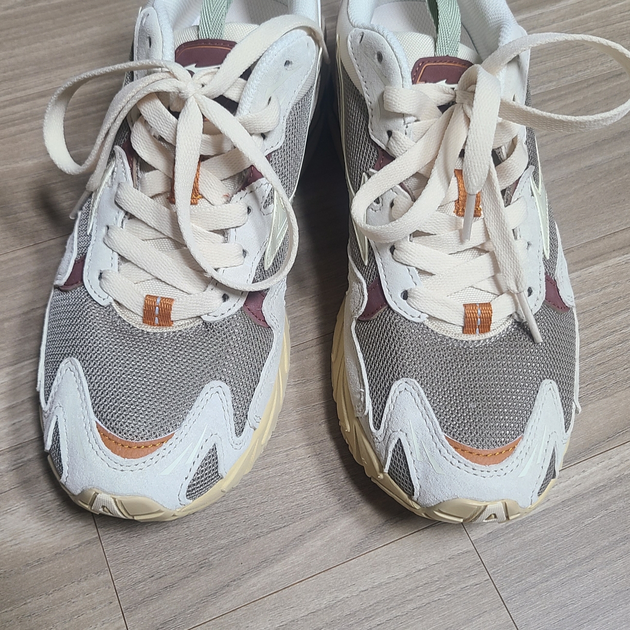 STU X MIZUNO Wave Rider 10 착용 스타일