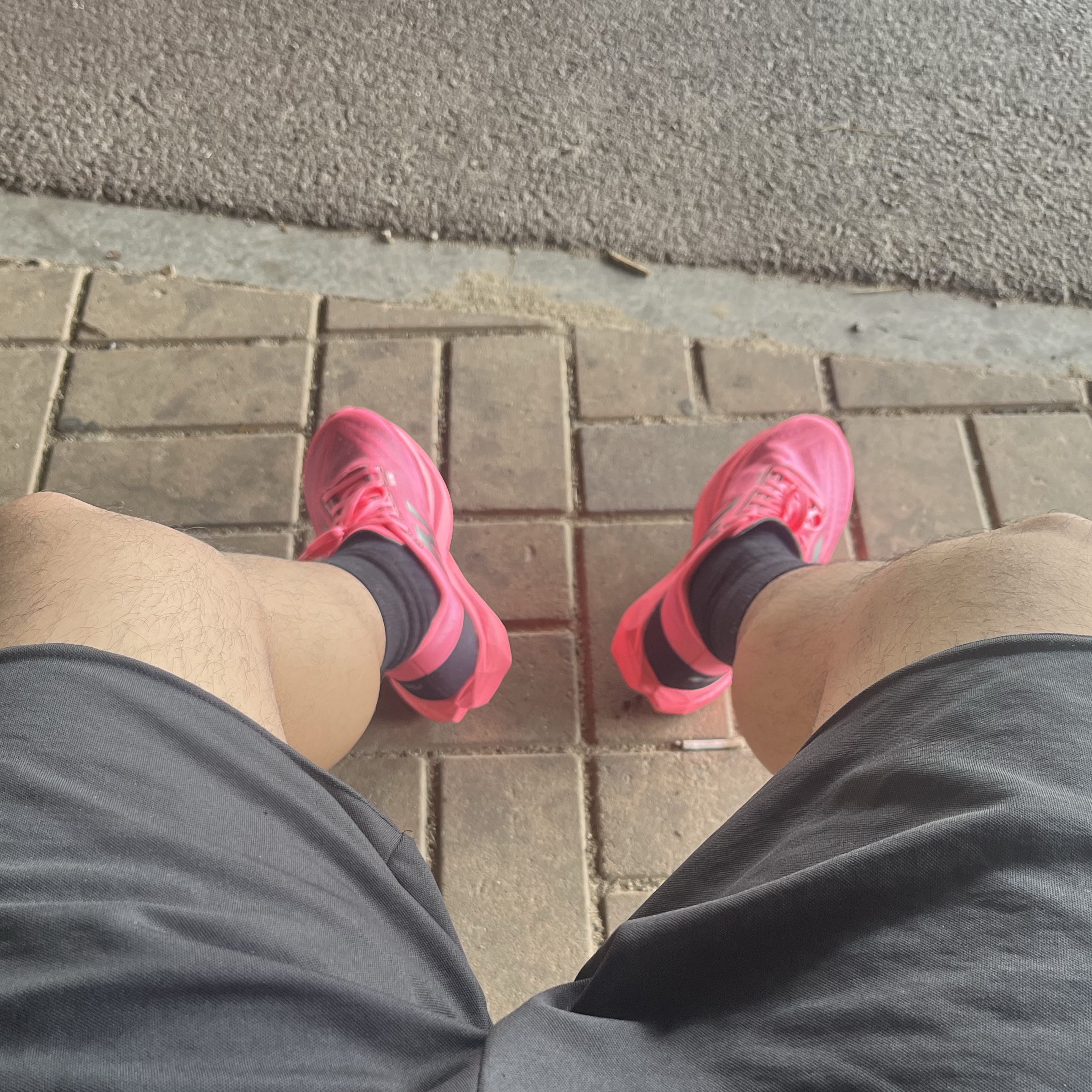 New Balance Fuelcell Rebel v4 Ultra Pink Black - 2E Wide 착용 스타일 - 2