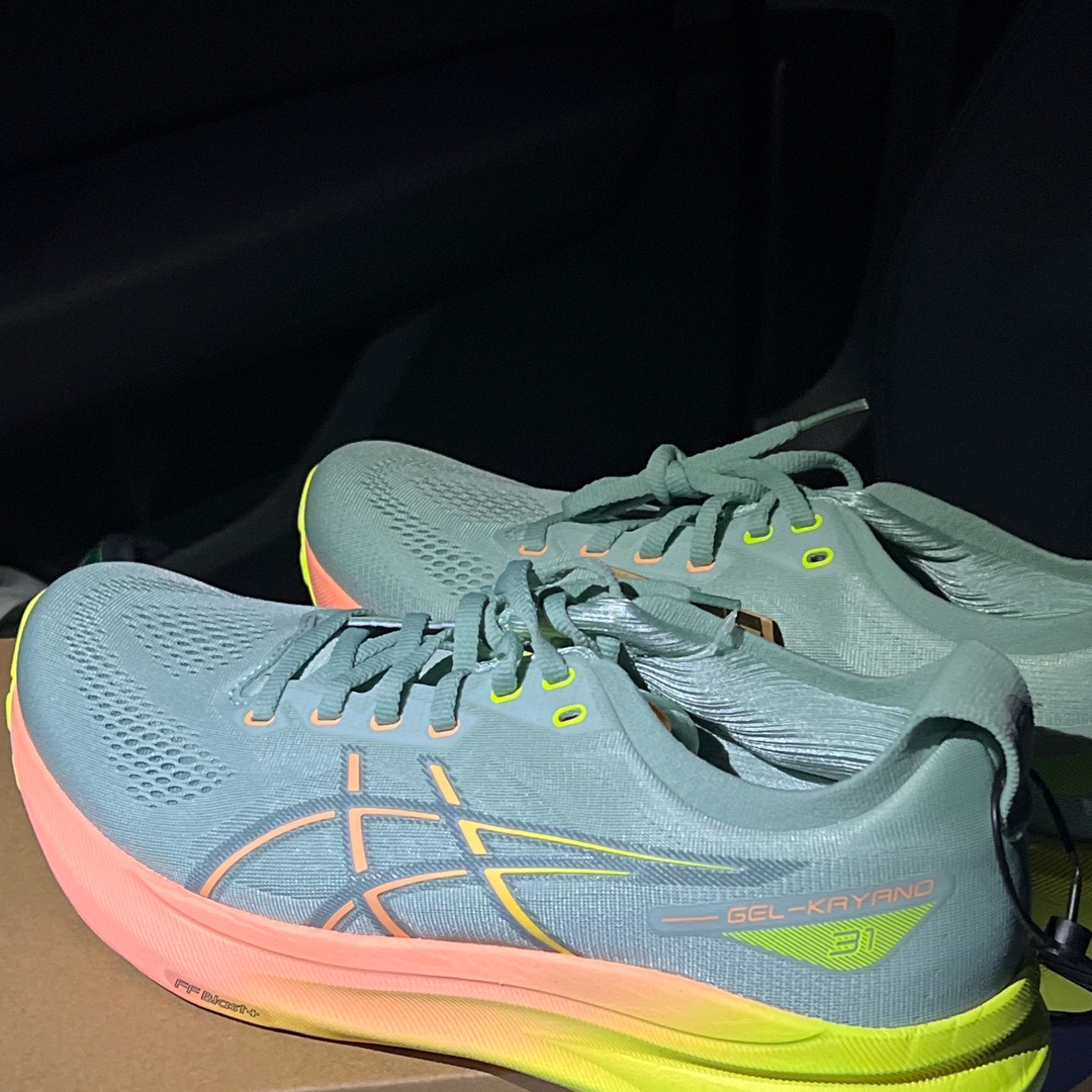 Asics Gel-Kayano 31 Paris Light Celadon Safety Yellow 착용 스타일