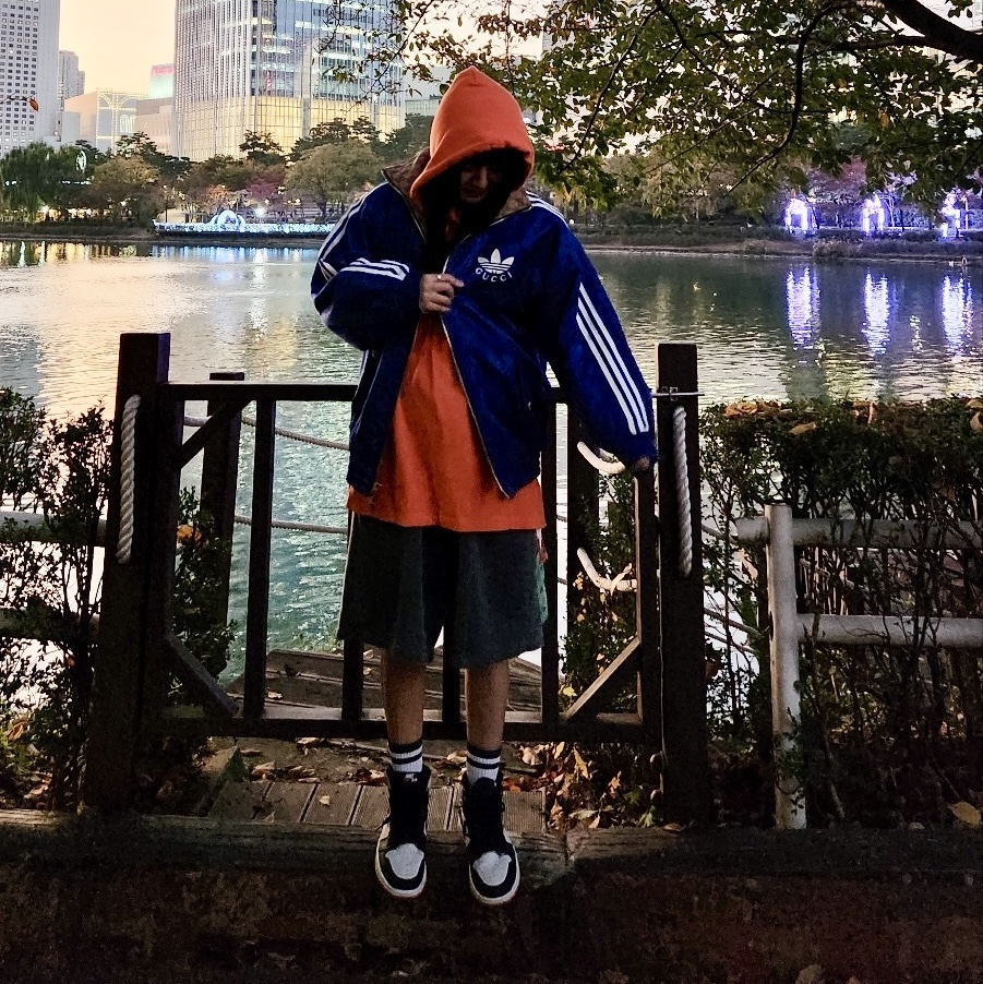 Jordan 1 Retro High OG Electro Orange, Gucci x Adidas GG Canvas Reversible Bomber Jacket Beige Ebony 착용 스타일 - 2