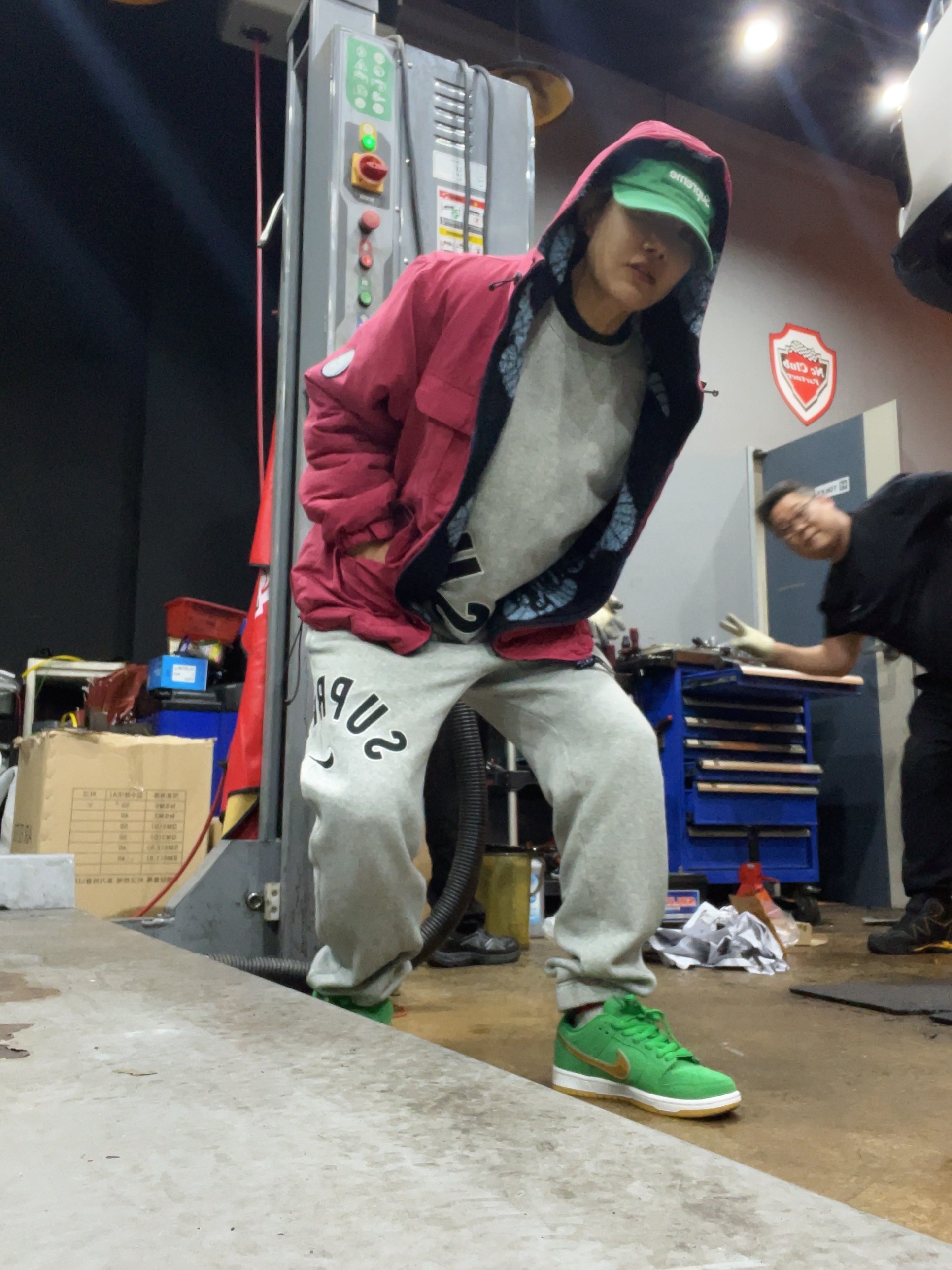 Nike SB Dunk Low Pro Shamrock, Supreme Washed Chino Twill Camp Cap Green - 22FW 착용 스타일