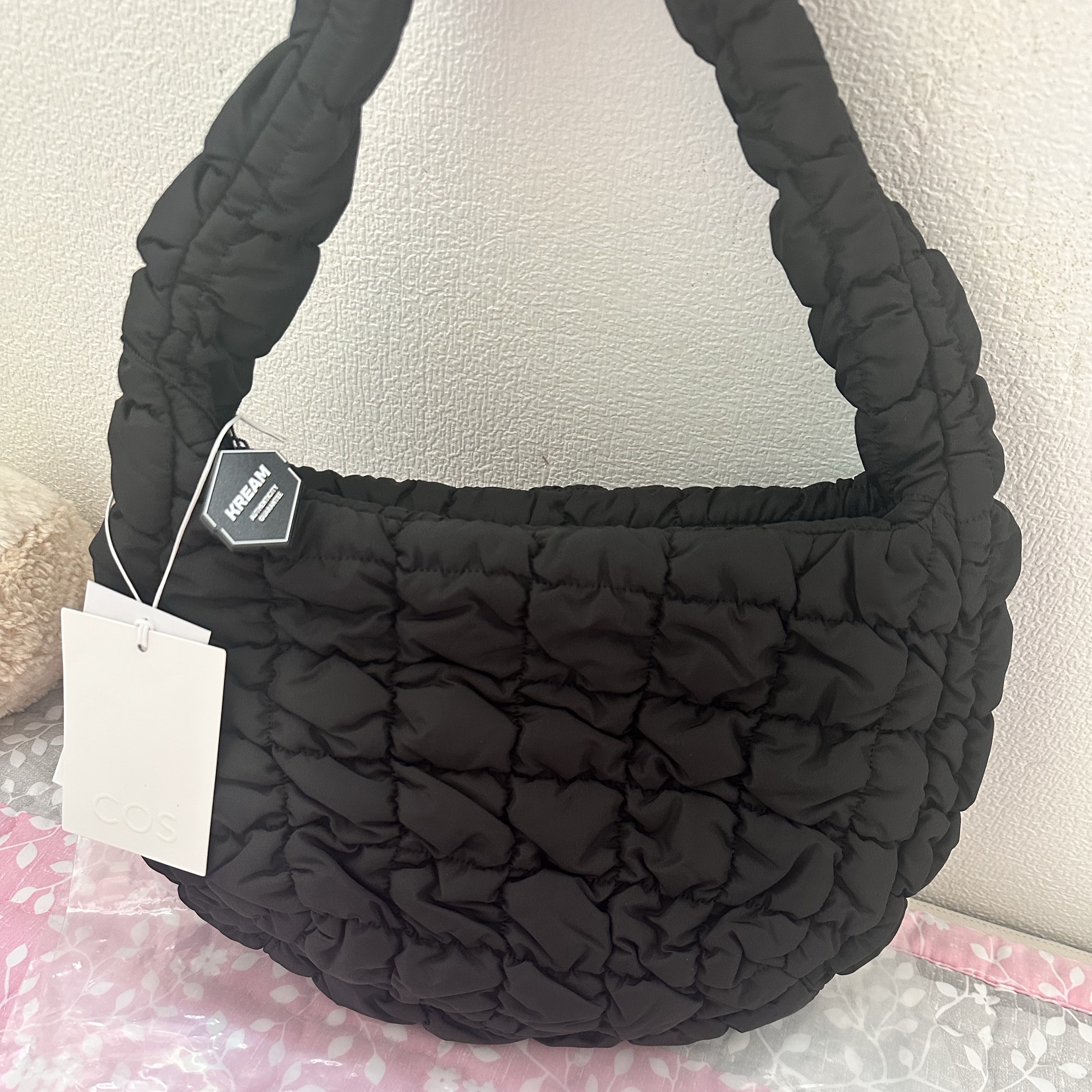 COS Quilted Mini Bag Black 착용 스타일 - 1