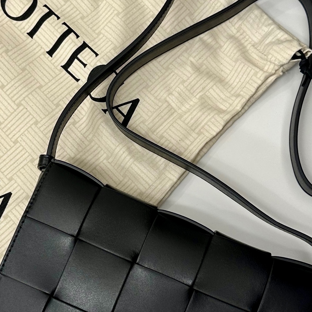 Bottega Veneta Urban Leather Crossbody Cassette Black Silver 착용 스타일